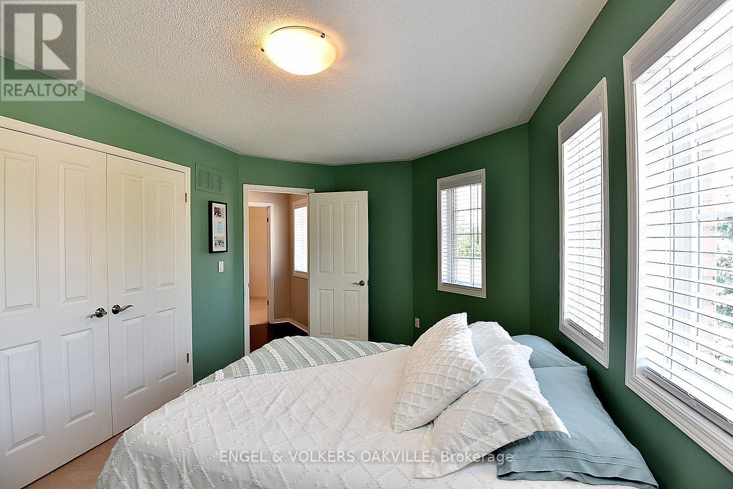 28 Waterwheel Crescent, Hamilton (Waterdown), Ontario  L9H 7B8 - Photo 20 - X12263374