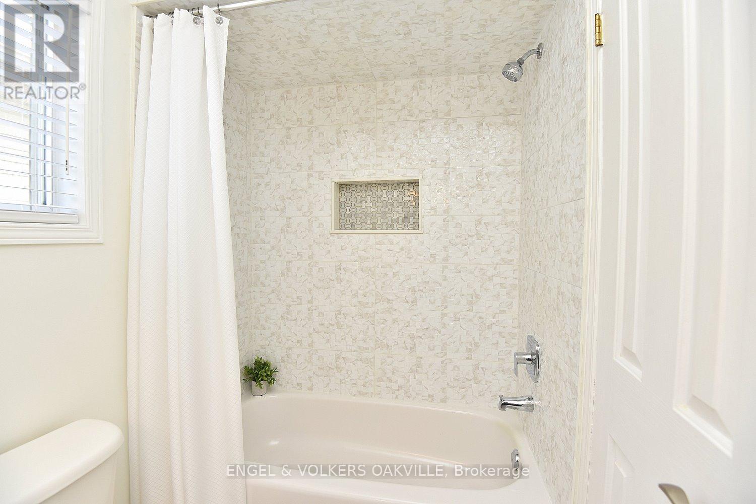 28 Waterwheel Crescent, Hamilton (Waterdown), Ontario  L9H 7B8 - Photo 25 - X12263374