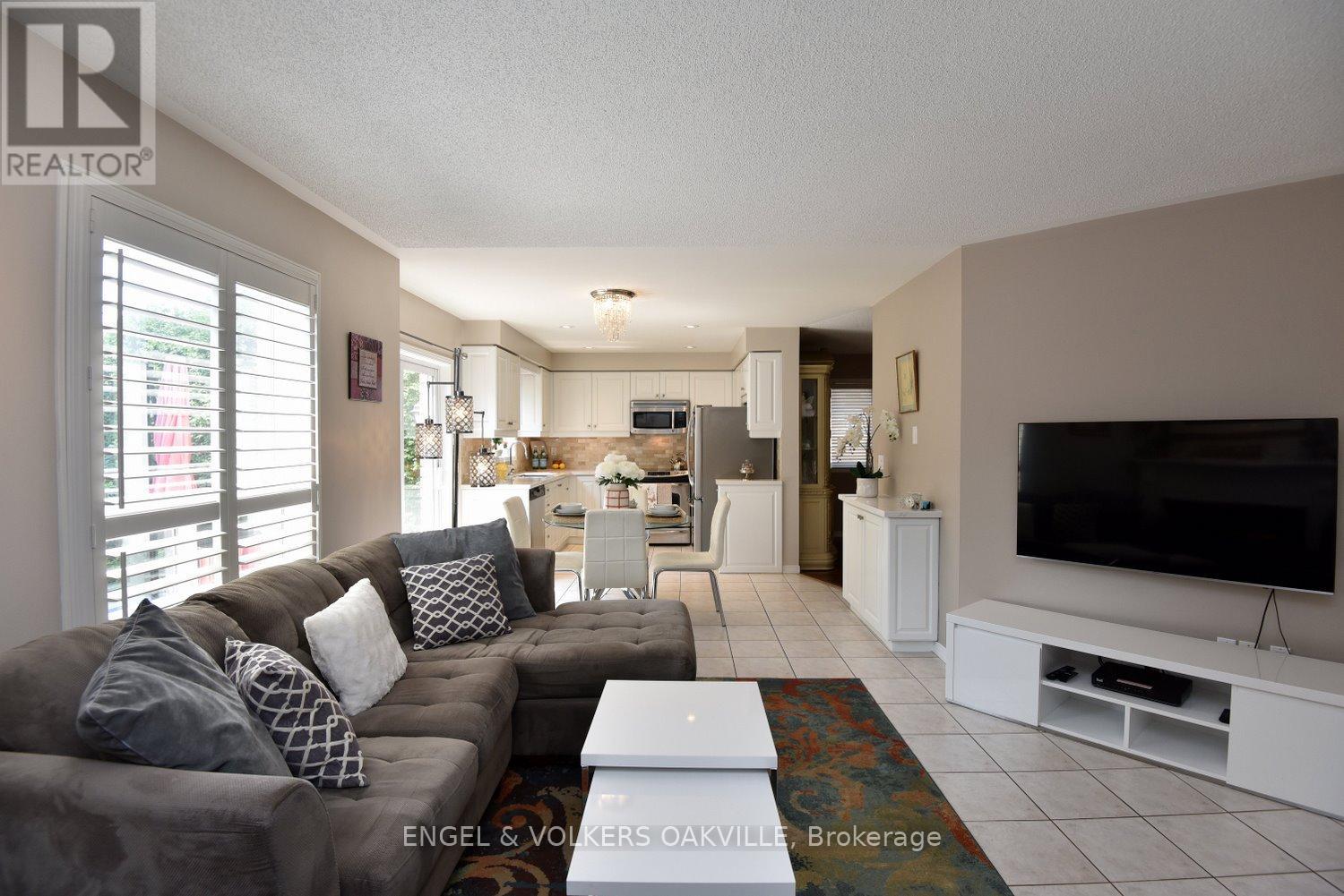 28 Waterwheel Crescent, Hamilton (Waterdown), Ontario  L9H 7B8 - Photo 9 - X12263374