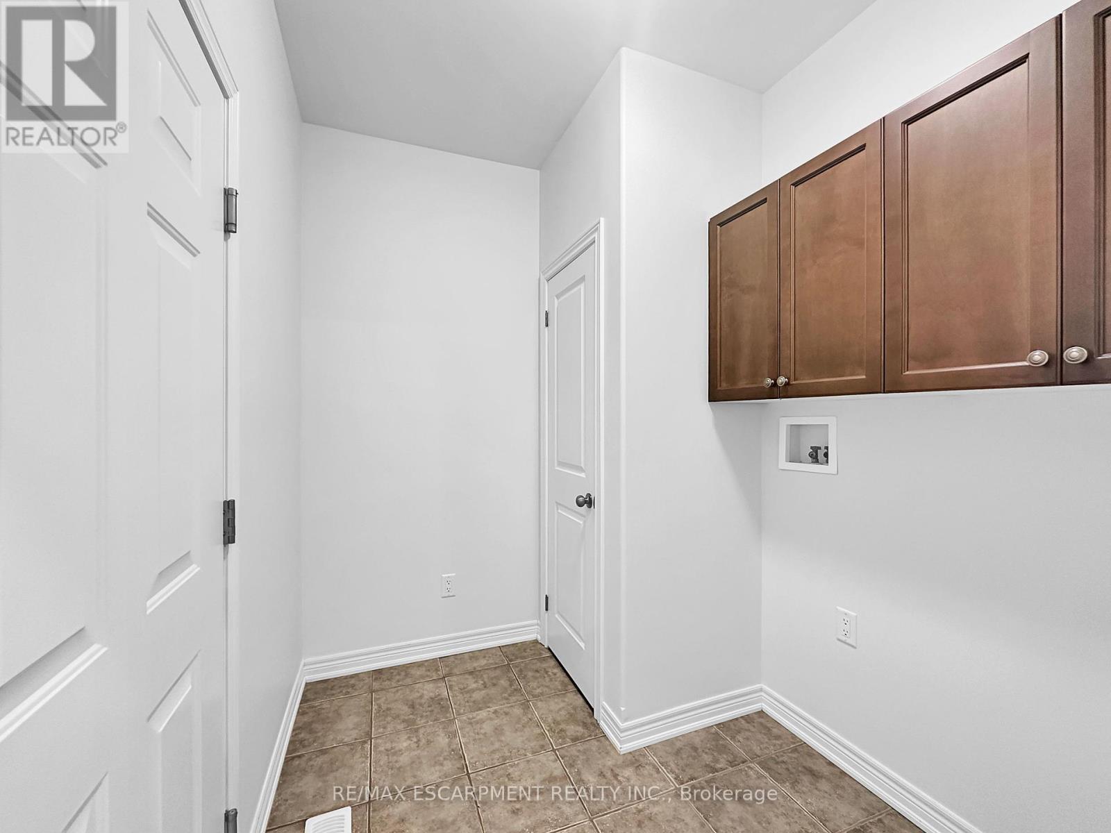 15 Iron Bridge Court, Haldimand, Ontario  N3W 0A4 - Photo 18 - X12406875