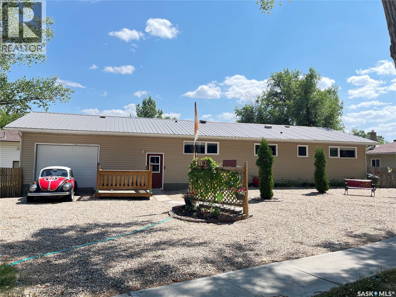 202 Hood STREET, Maple Creek, Saskatchewan