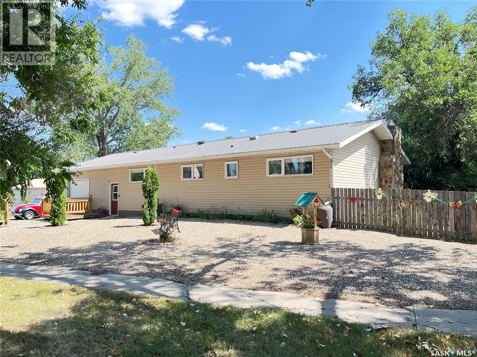202 Hood Street, Maple Creek, Saskatchewan  S0N 1N0 - Photo 2 - SK018505