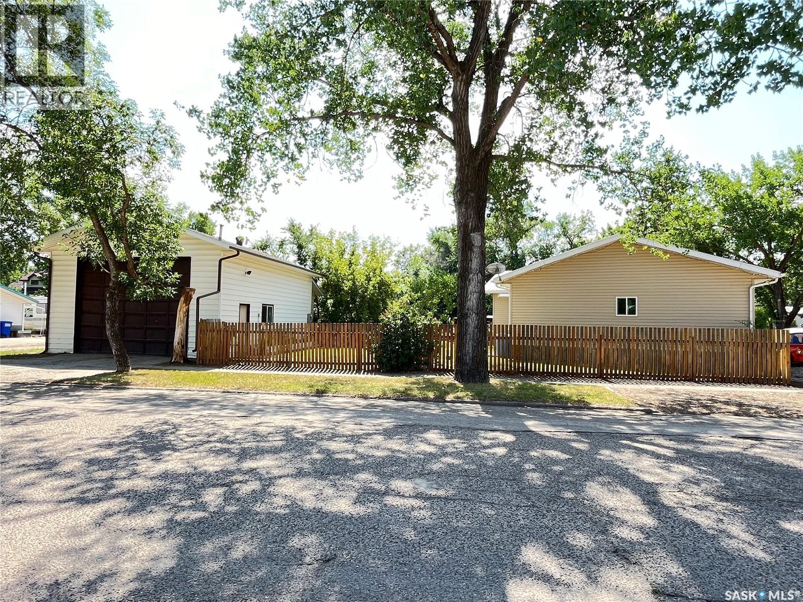202 Hood Street, Maple Creek, Saskatchewan  S0N 1N0 - Photo 3 - SK018505