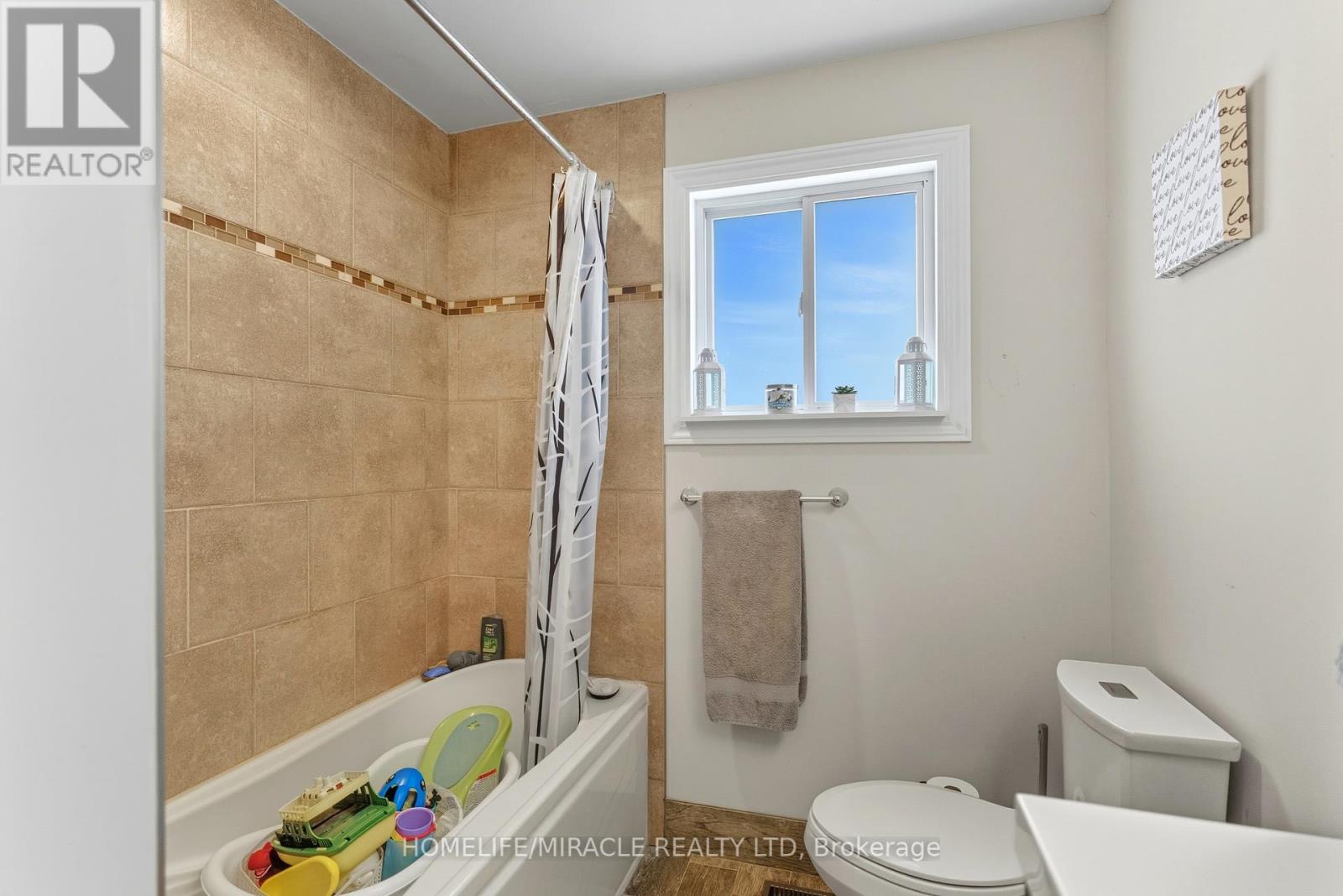 11 Rockwood Avenue, St. Catharines (Secord Woods), Ontario  L2P 1E3 - Photo 12 - X12401878