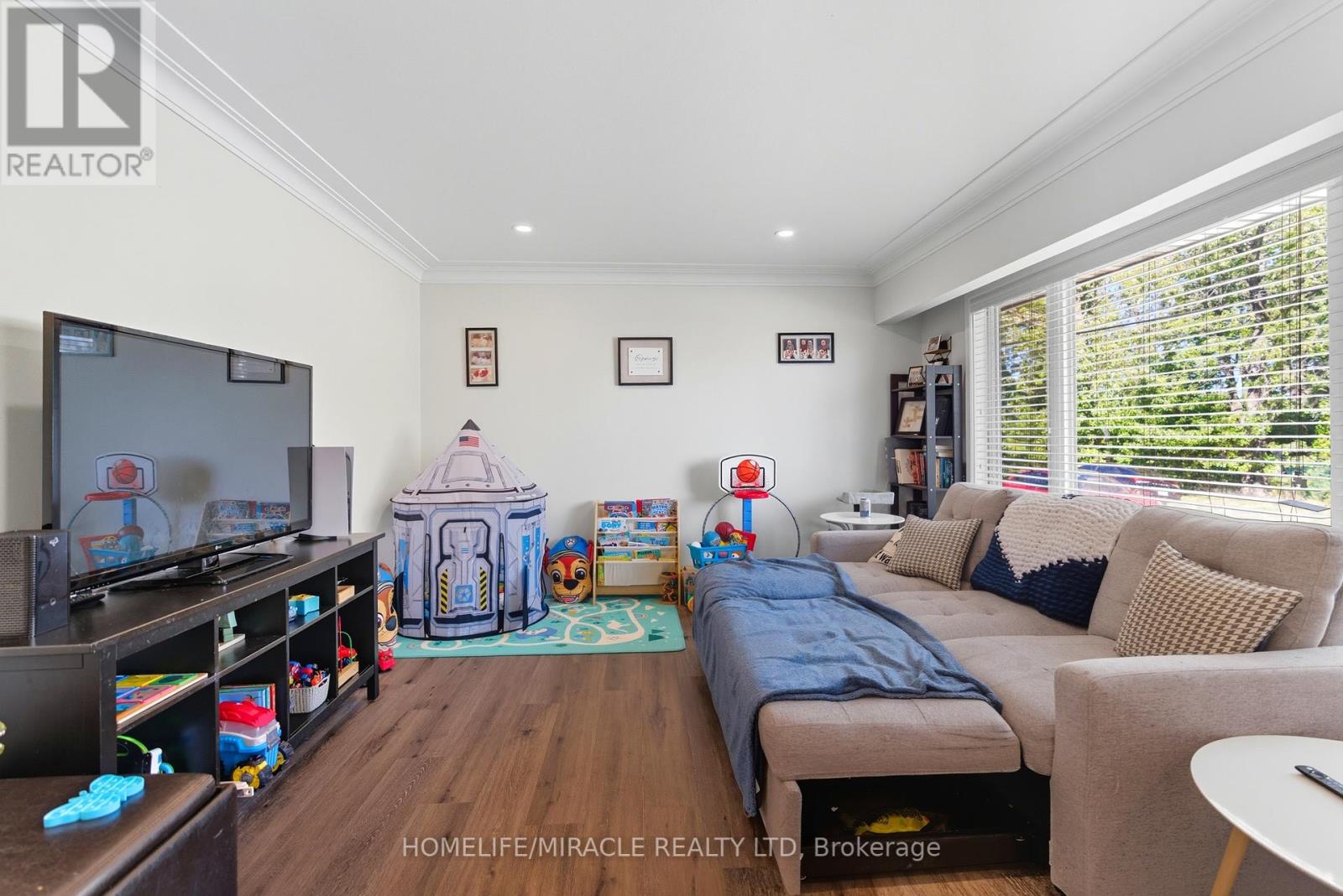 11 Rockwood Avenue, St. Catharines (Secord Woods), Ontario  L2P 1E3 - Photo 5 - X12401878