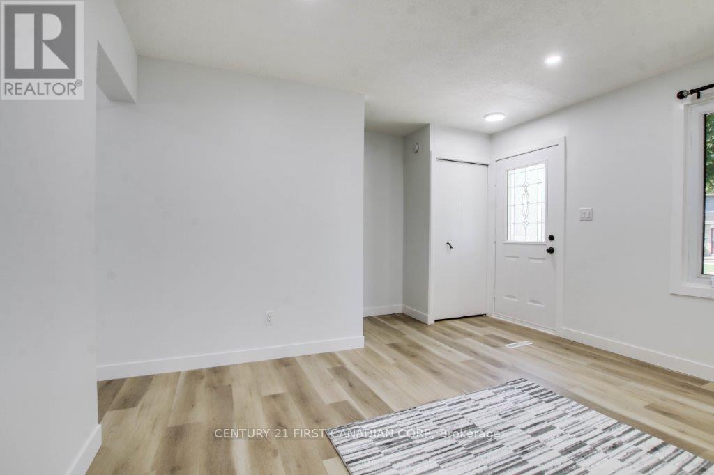 59 Augusta Crescent, London South, Ontario  N6E 2C9 - Photo 5 - X12407104