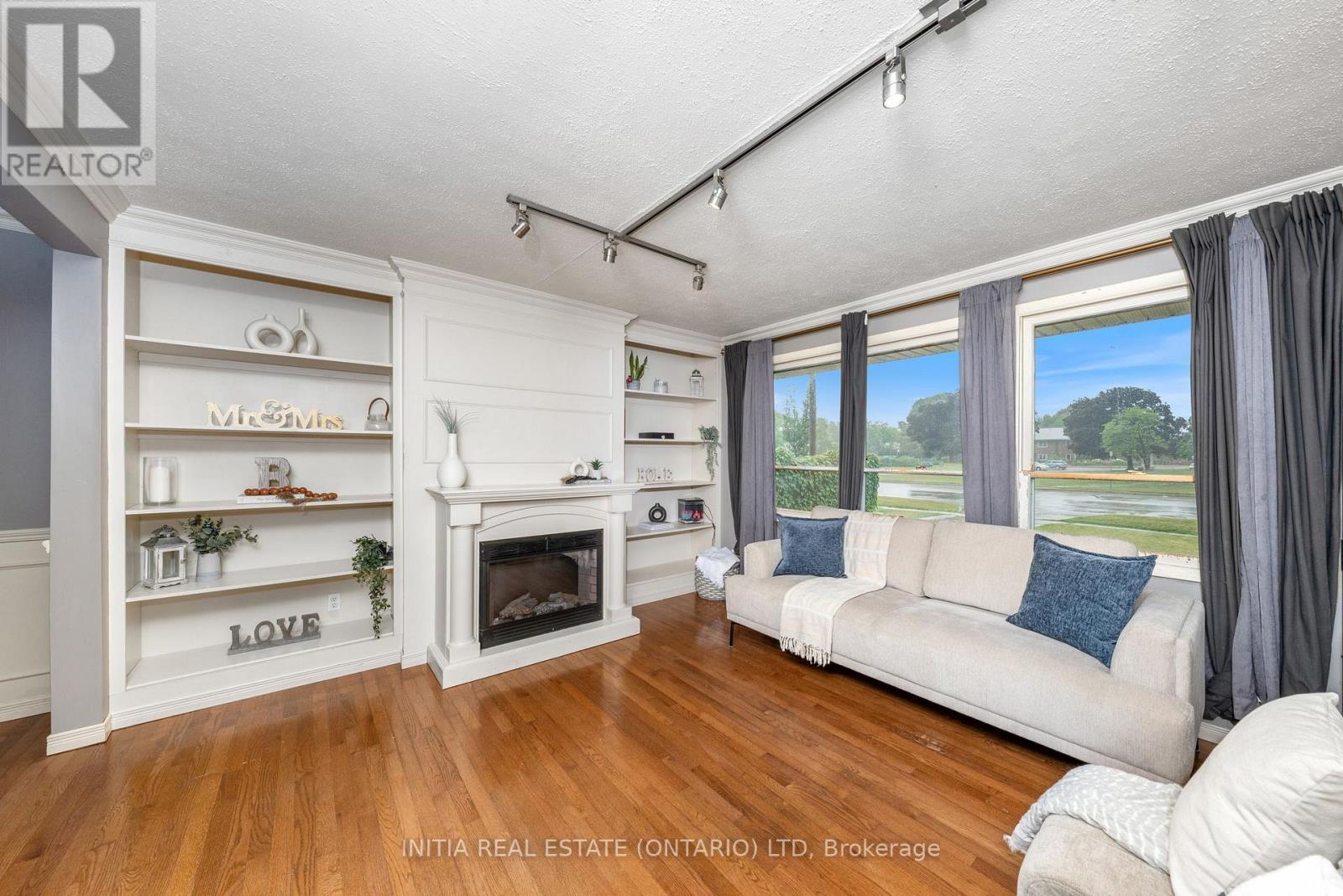 711 Cathcart Boulevard, Sarnia, Ontario  N7V 2N6 - Photo 4 - X12407106