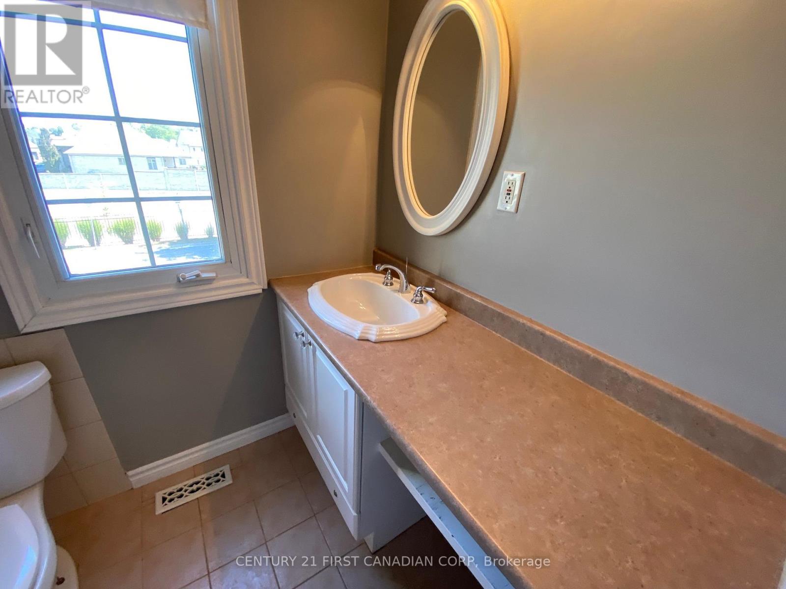1401 Wonderland Road N, London North, Ontario  N6G 2C2 - Photo 4 - X12407143