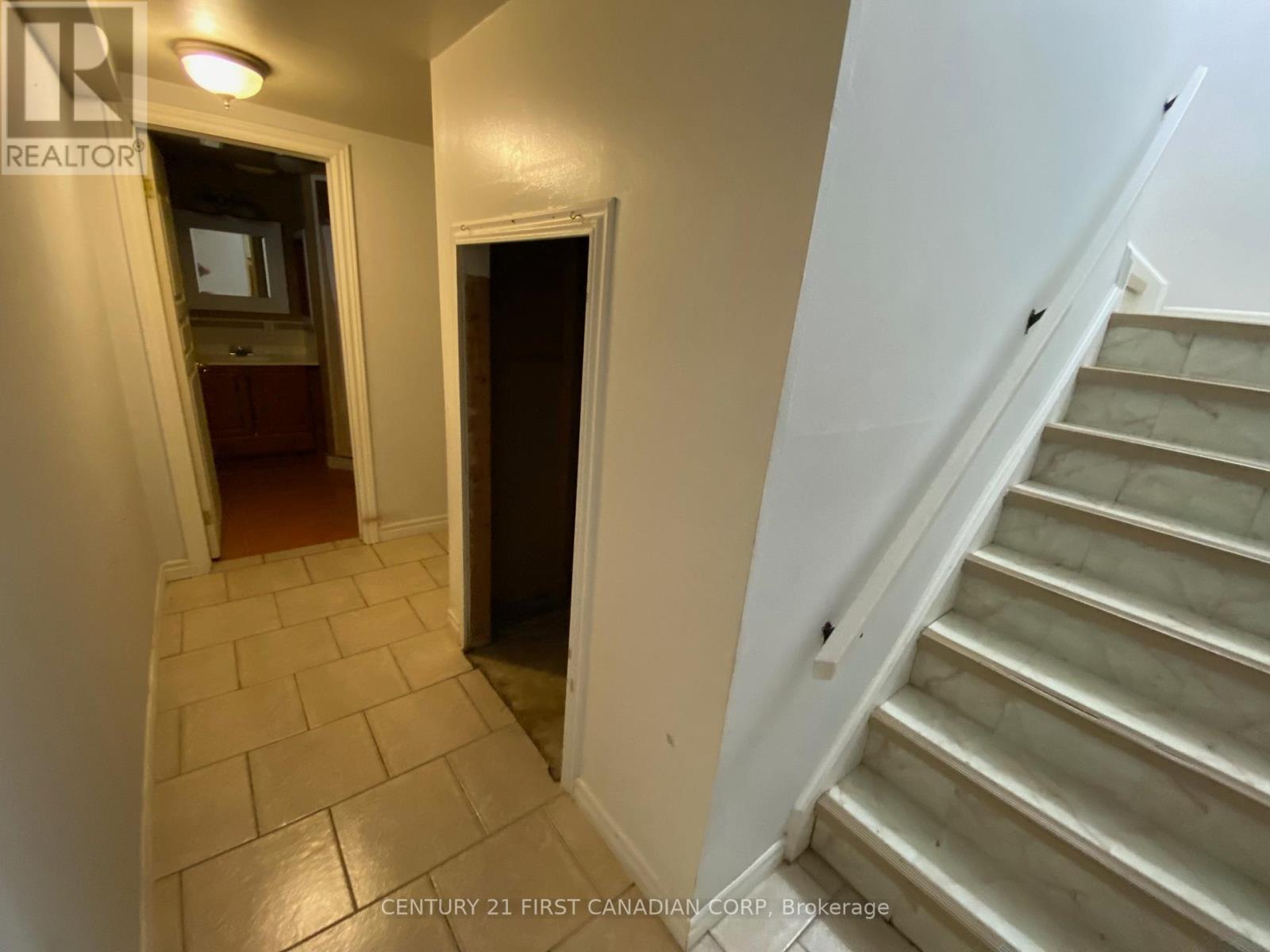 1401 Wonderland Road N, London North, Ontario  N6G 2C2 - Photo 8 - X12407143
