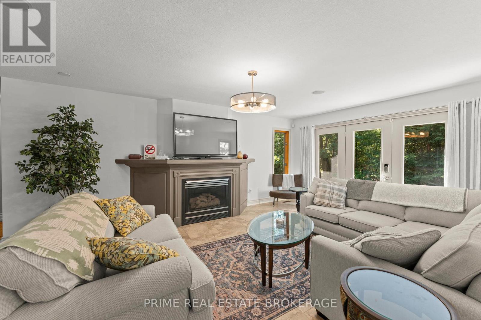 10219 Pinetree Drive, Lambton Shores, Ontario  N0M 1T0 - Photo 10 - X12407193
