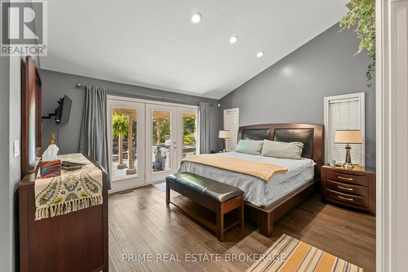 10219 Pinetree Drive, Lambton Shores, Ontario  N0M 1T0 - Photo 14 - X12407193