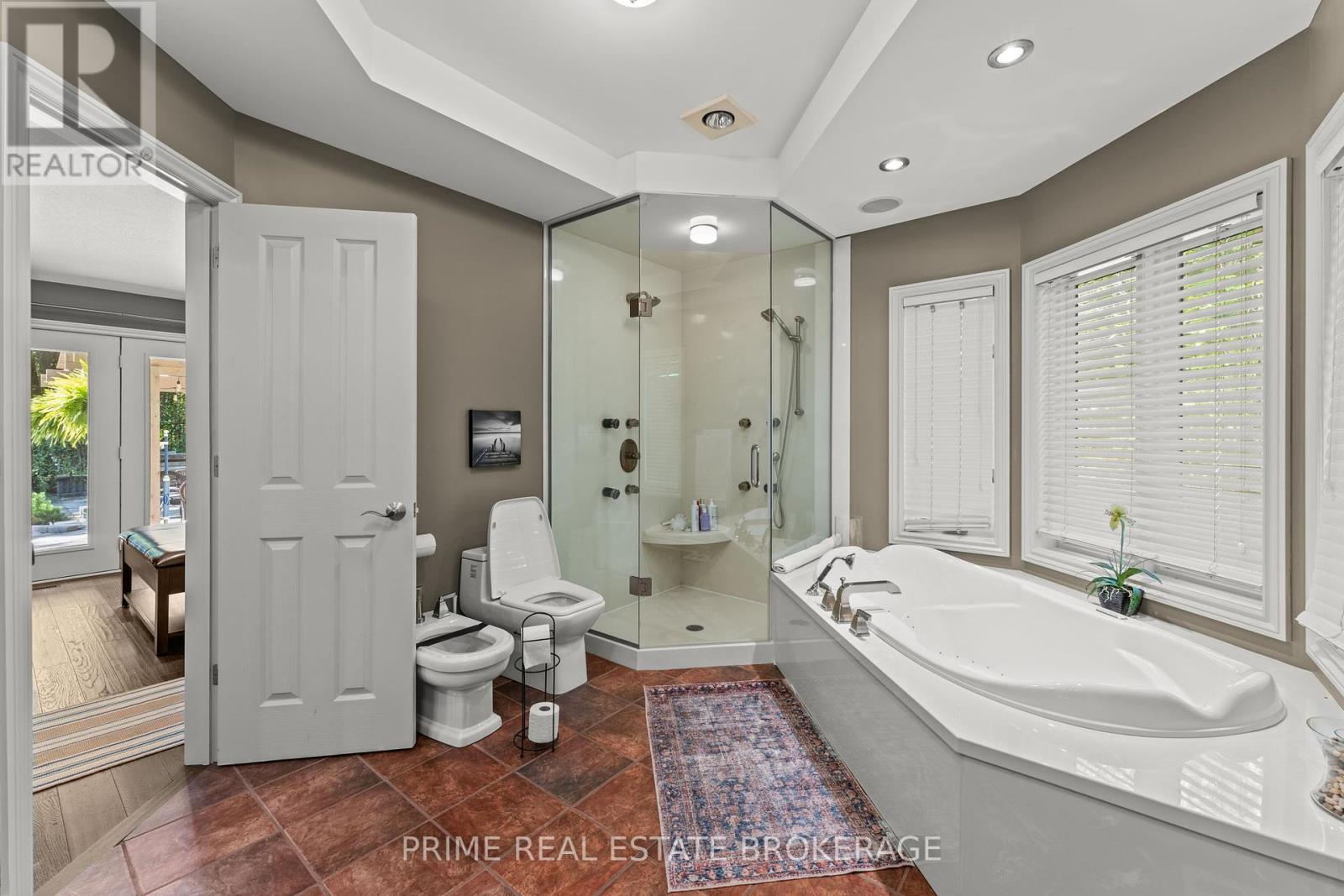 10219 Pinetree Drive, Lambton Shores, Ontario  N0M 1T0 - Photo 15 - X12407193