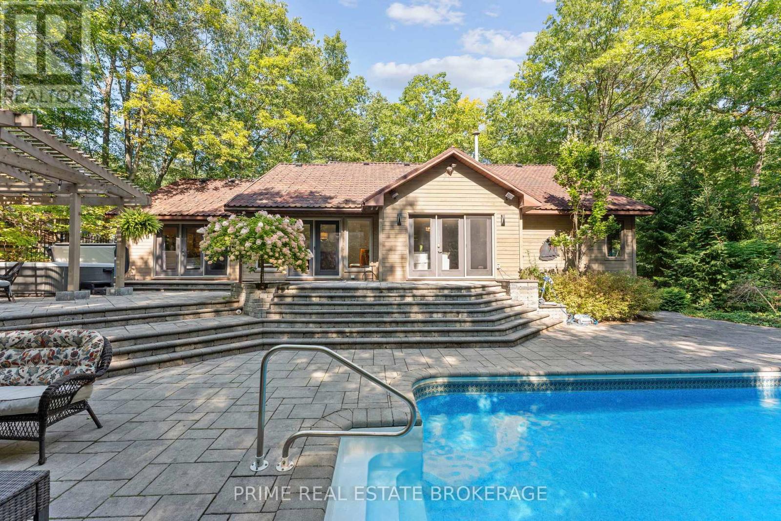 10219 Pinetree Drive, Lambton Shores, Ontario  N0M 1T0 - Photo 27 - X12407193