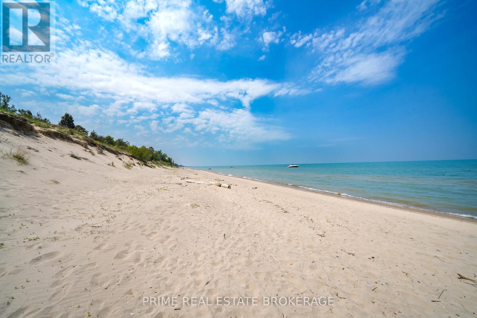10219 Pinetree Drive, Lambton Shores, Ontario  N0M 1T0 - Photo 4 - X12407193
