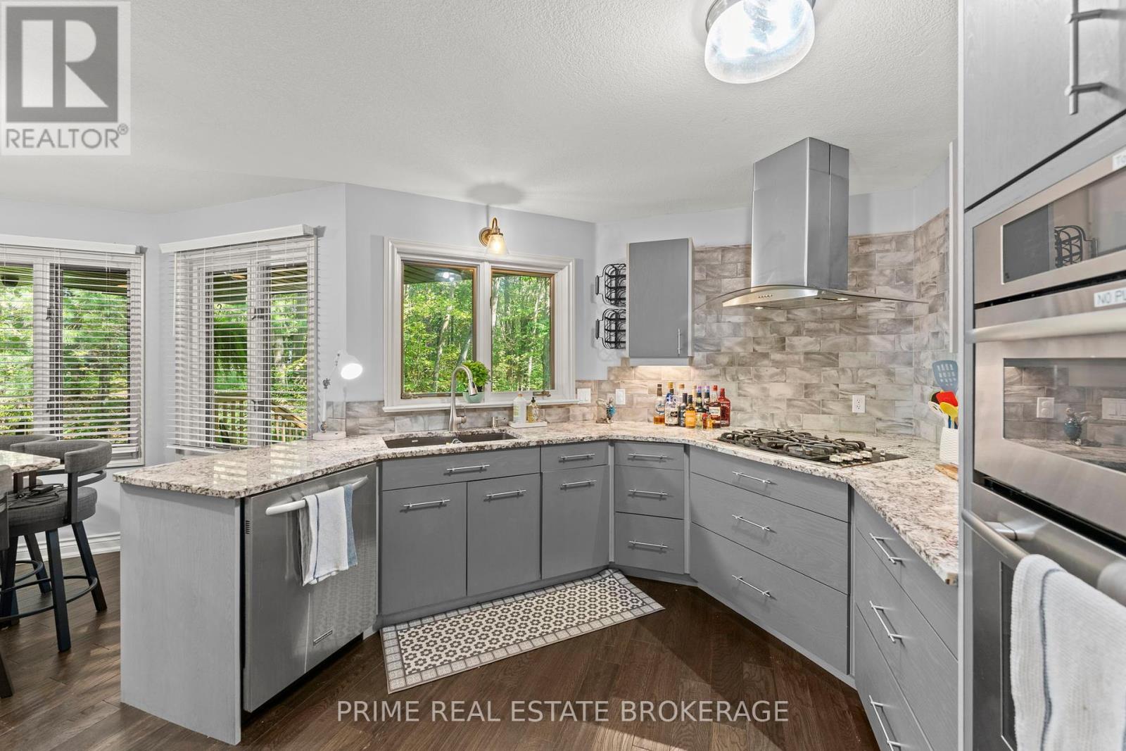 10219 Pinetree Drive, Lambton Shores, Ontario  N0M 1T0 - Photo 8 - X12407193