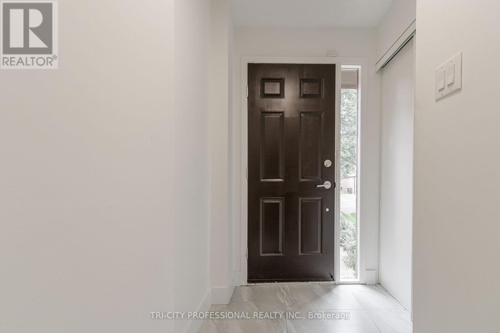 16 Mangrove Road, Brampton, Ontario  L6S 3Y1 - Photo 2 - W12406601