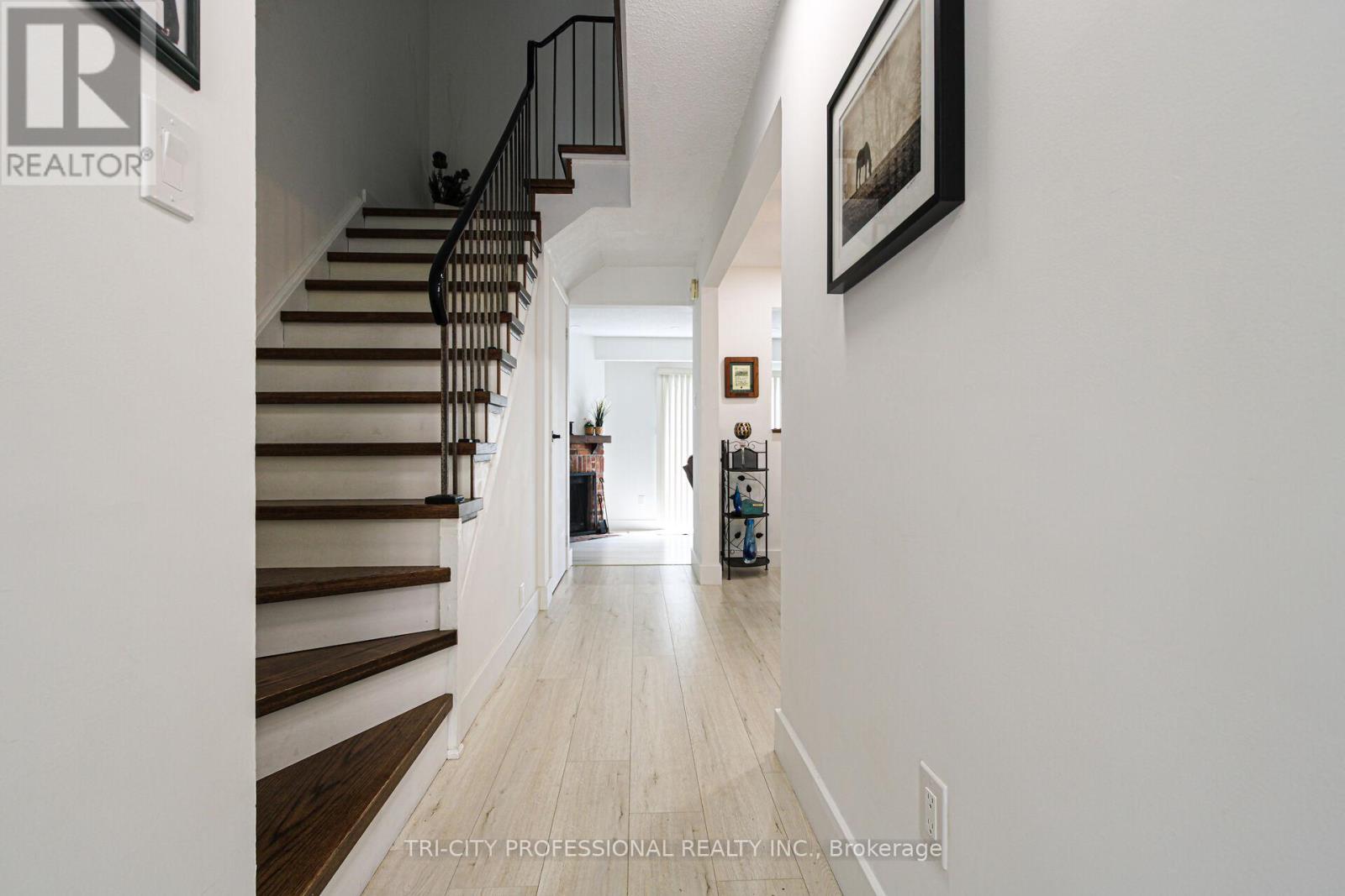 16 Mangrove Road, Brampton, Ontario  L6S 3Y1 - Photo 4 - W12406601