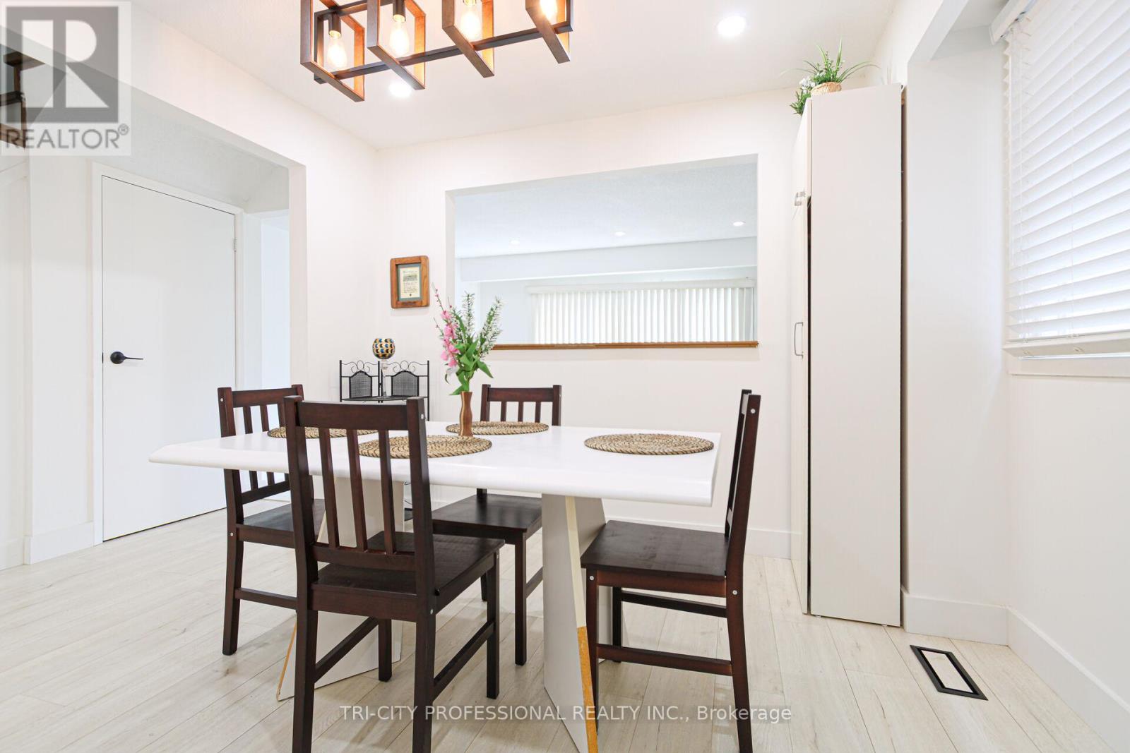 16 Mangrove Road, Brampton, Ontario  L6S 3Y1 - Photo 6 - W12406601