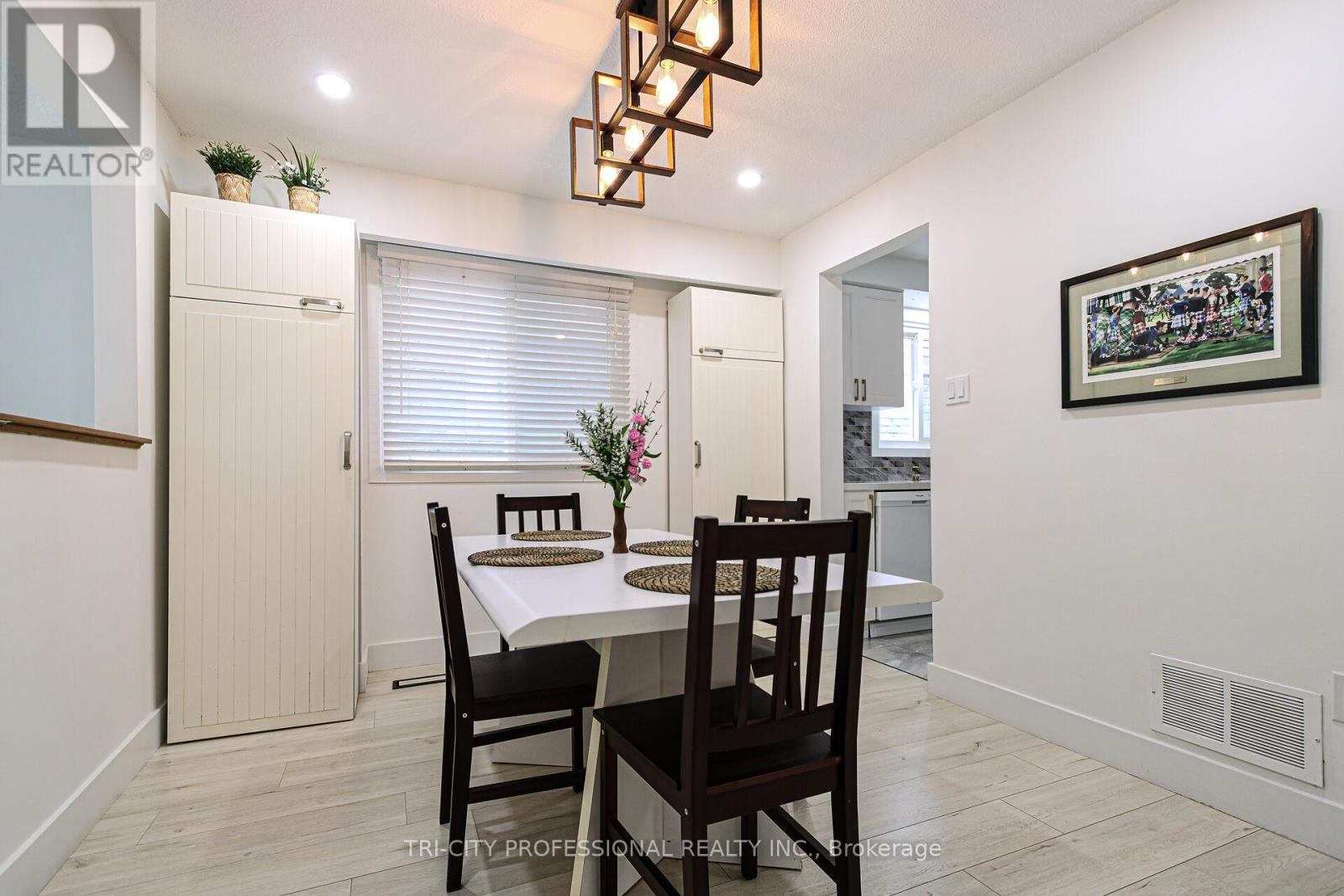 16 Mangrove Road, Brampton, Ontario  L6S 3Y1 - Photo 7 - W12406601
