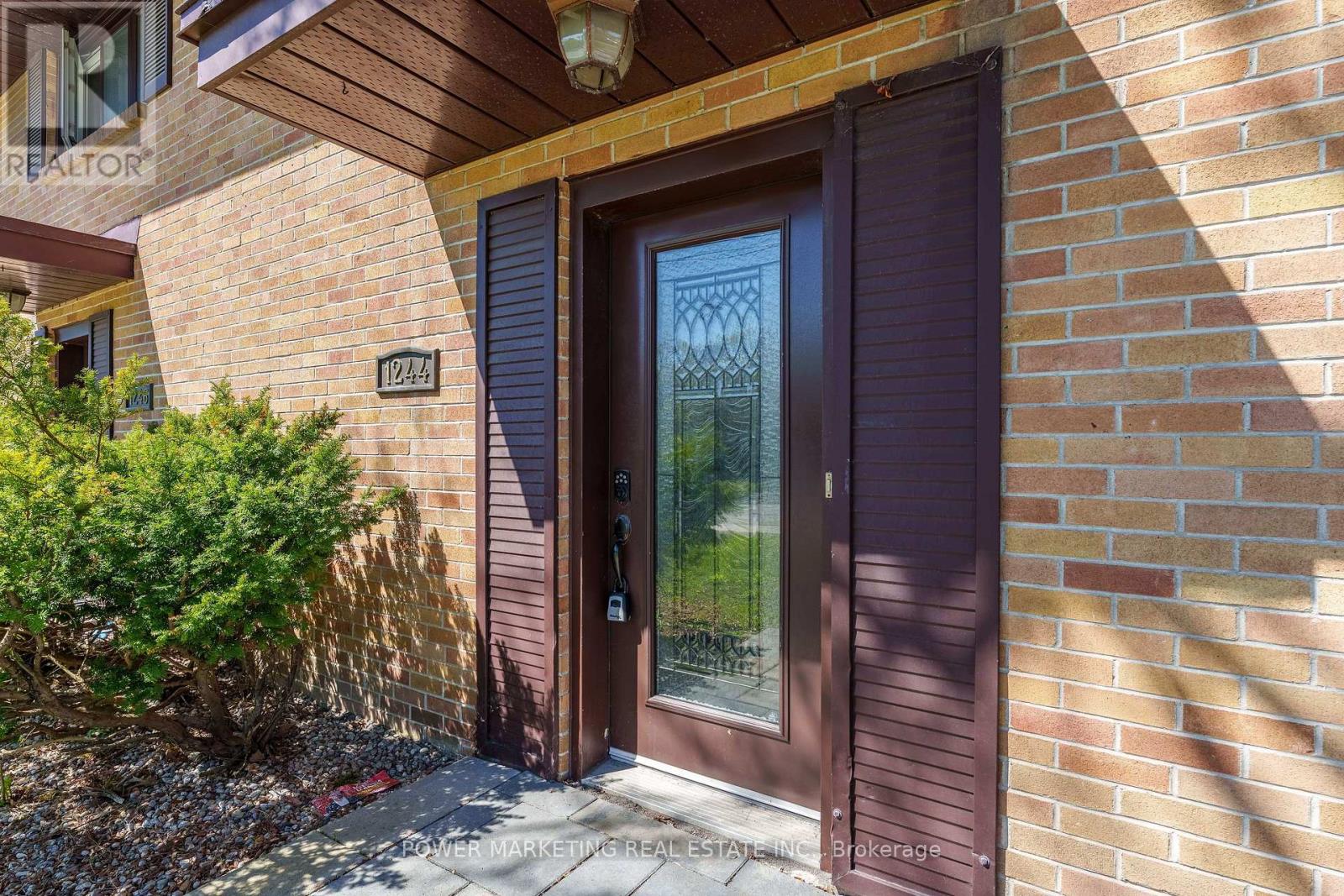 1244 Prince Of Wales Drive, Ottawa, Ontario  K2C 1M9 - Photo 3 - X12407109