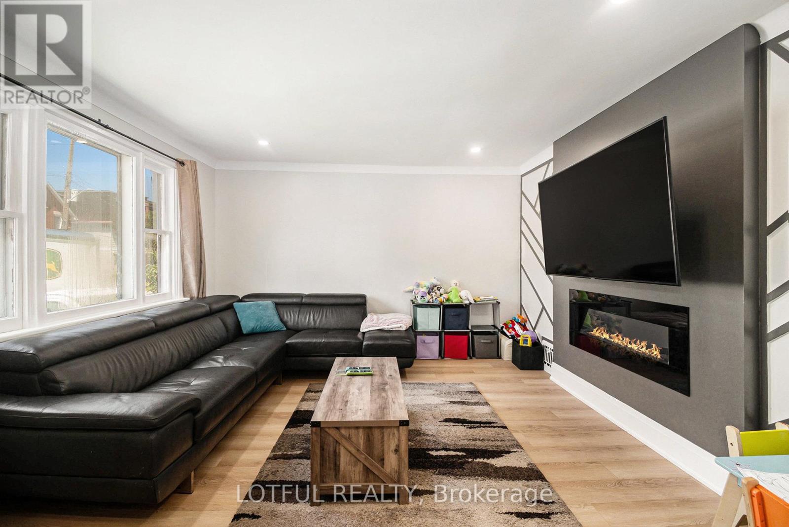 13 Pinehurst Avenue, Ottawa, Ontario  K1Y 1K2 - Photo 2 - X12407115
