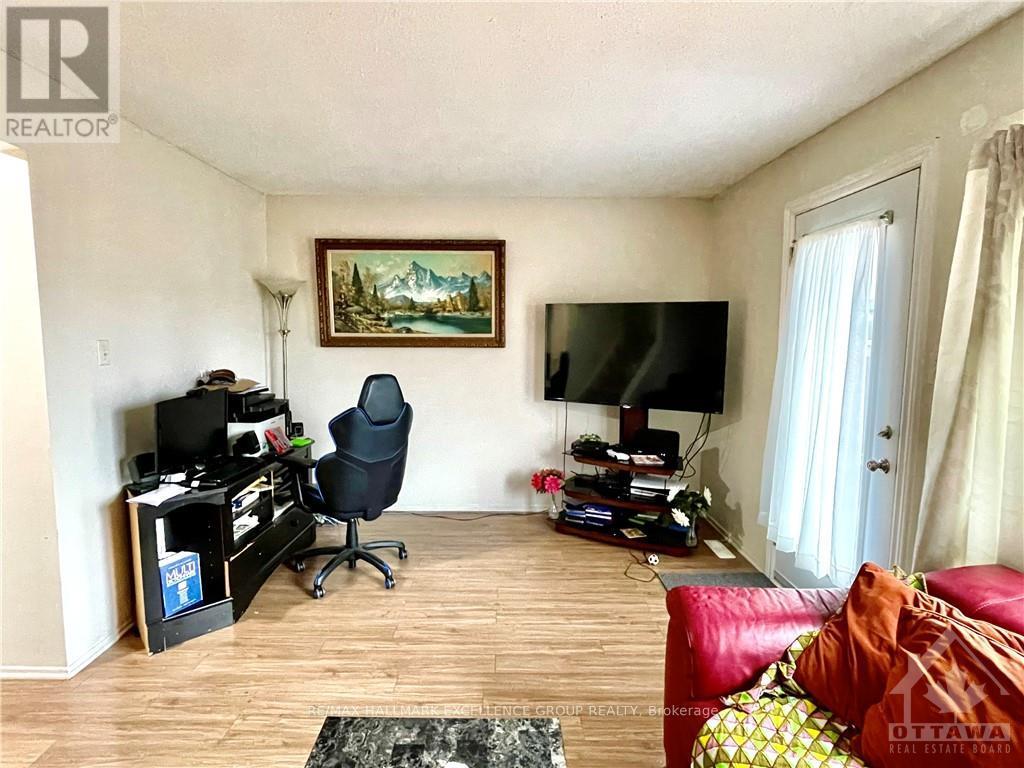 8 - 1906 Belmore Lane, Ottawa, Ontario  K1B 4Z8 - Photo 4 - X12407220