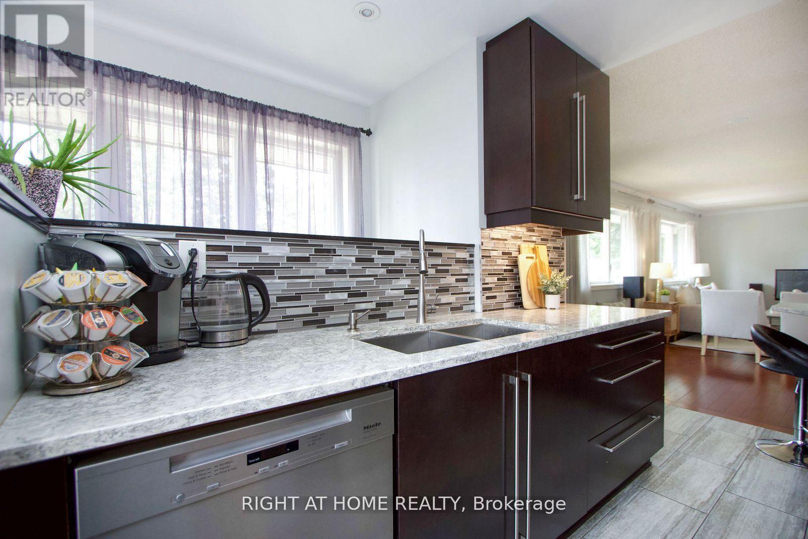 207 Hallett Avenue, Whitby, Ontario  L1N 5K9 - Photo 9 - E12407148