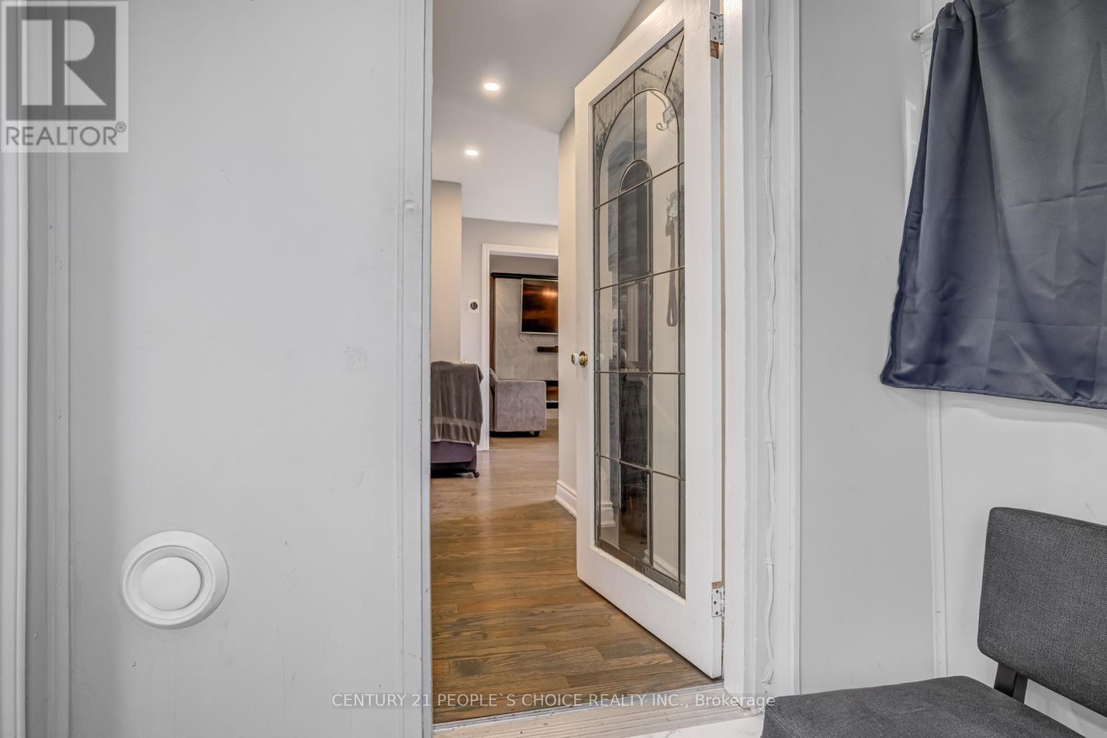 18 Hernon Court, Brampton, Ontario  L6S 2B9 - Photo 9 - W12389351