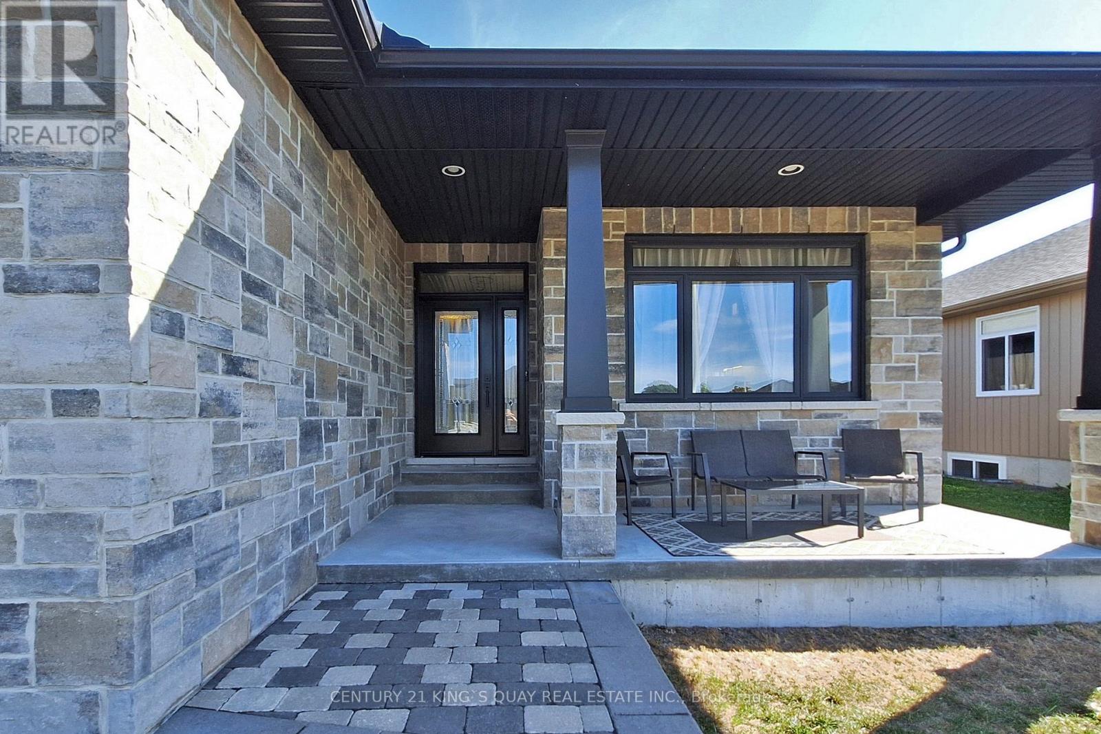 29 Gavin Crescent, Quinte West, Ontario  K8V 0H2 - Photo 3 - X12407048