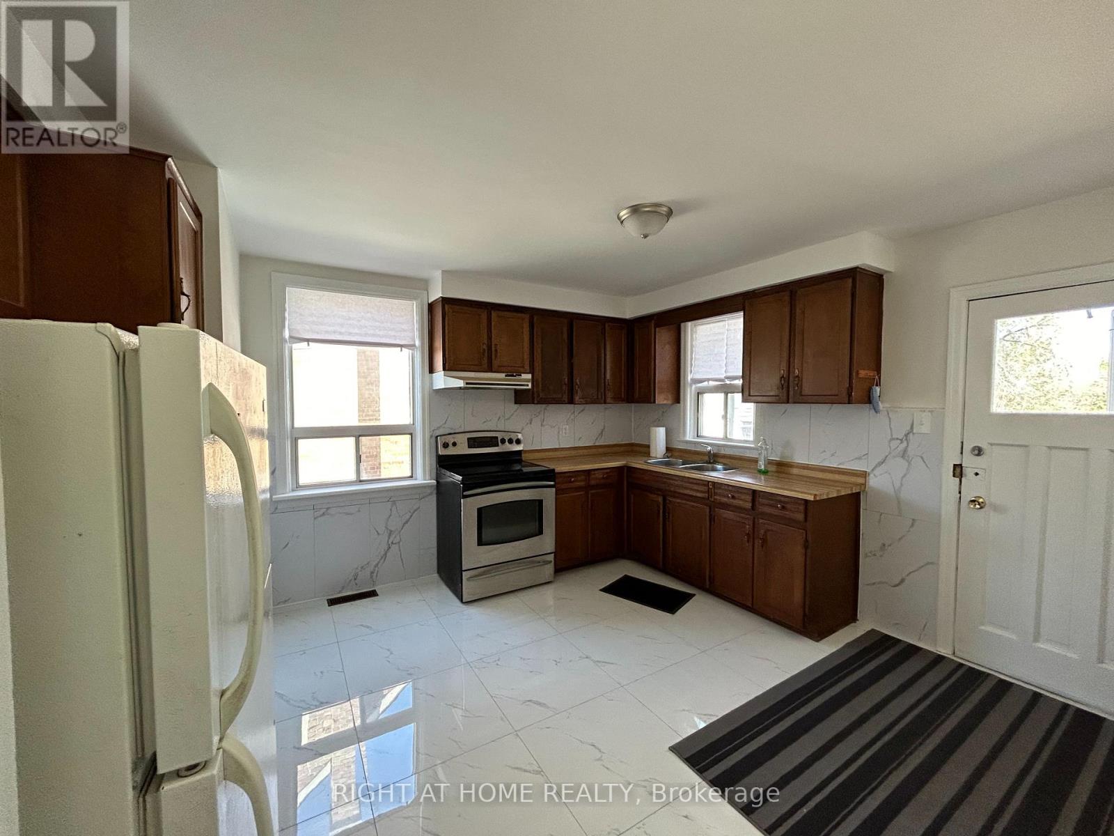 50 Moore Park Avenue, Toronto, Ontario  M2M 1M9 - Photo 7 - C12407215
