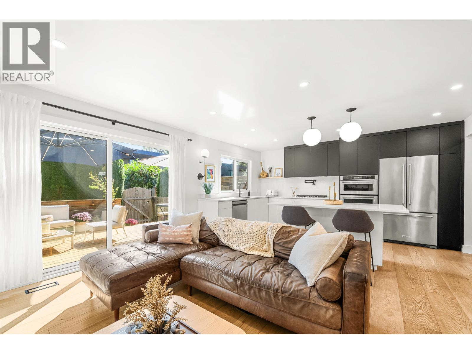 927 Old Lillooet Road, North Vancouver, British Columbia  V7J 2H7 - Photo 3 - R3048451