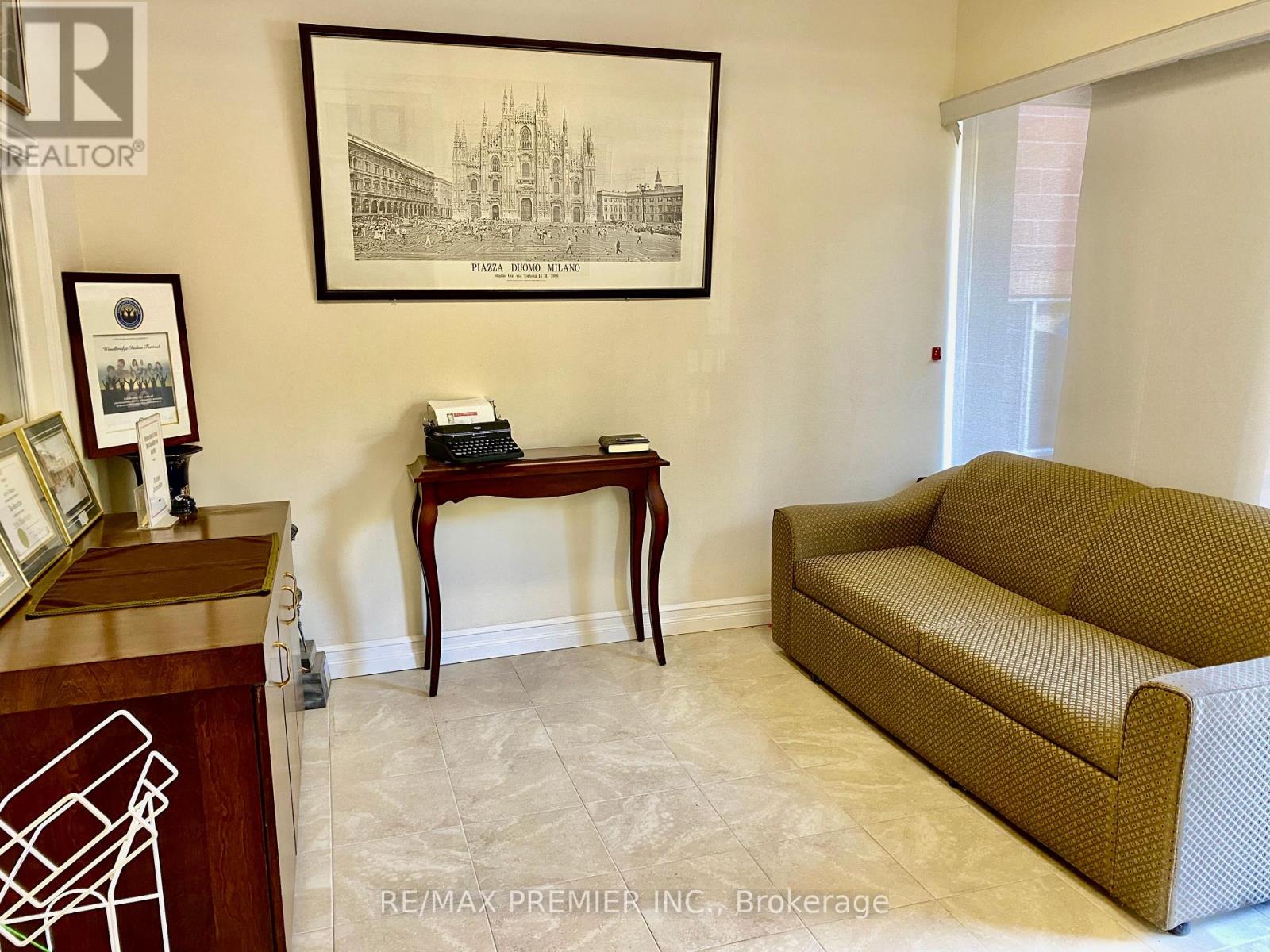 Au 8 & 9 - 140 Woodbridge Avenue, Vaughan (West Woodbridge), Ontario  L4L 4K9 - Photo 2 - N12407208
