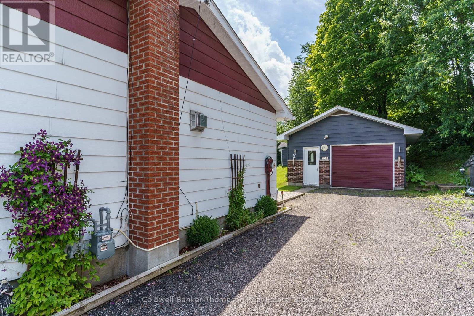 234 Yonge Street, Burk's Falls, Ontario  P0A 1C0 - Photo 4 - X12078423