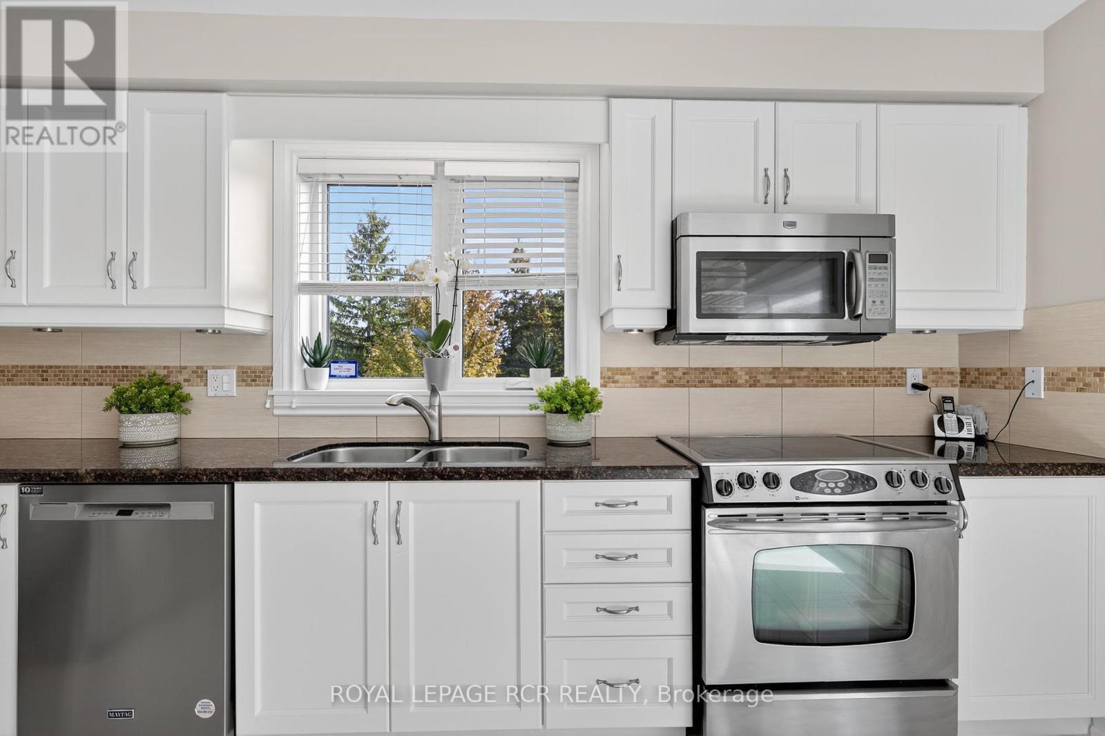 97 Riverwood Terrace, Caledon, Ontario  L7E 1S6 - Photo 12 - W12407147