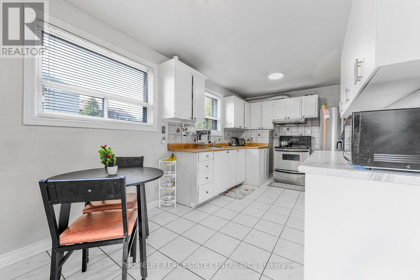 78 Northwood Drive, Brampton, Ontario  L6X 2L2 - Photo 8 - W12407150