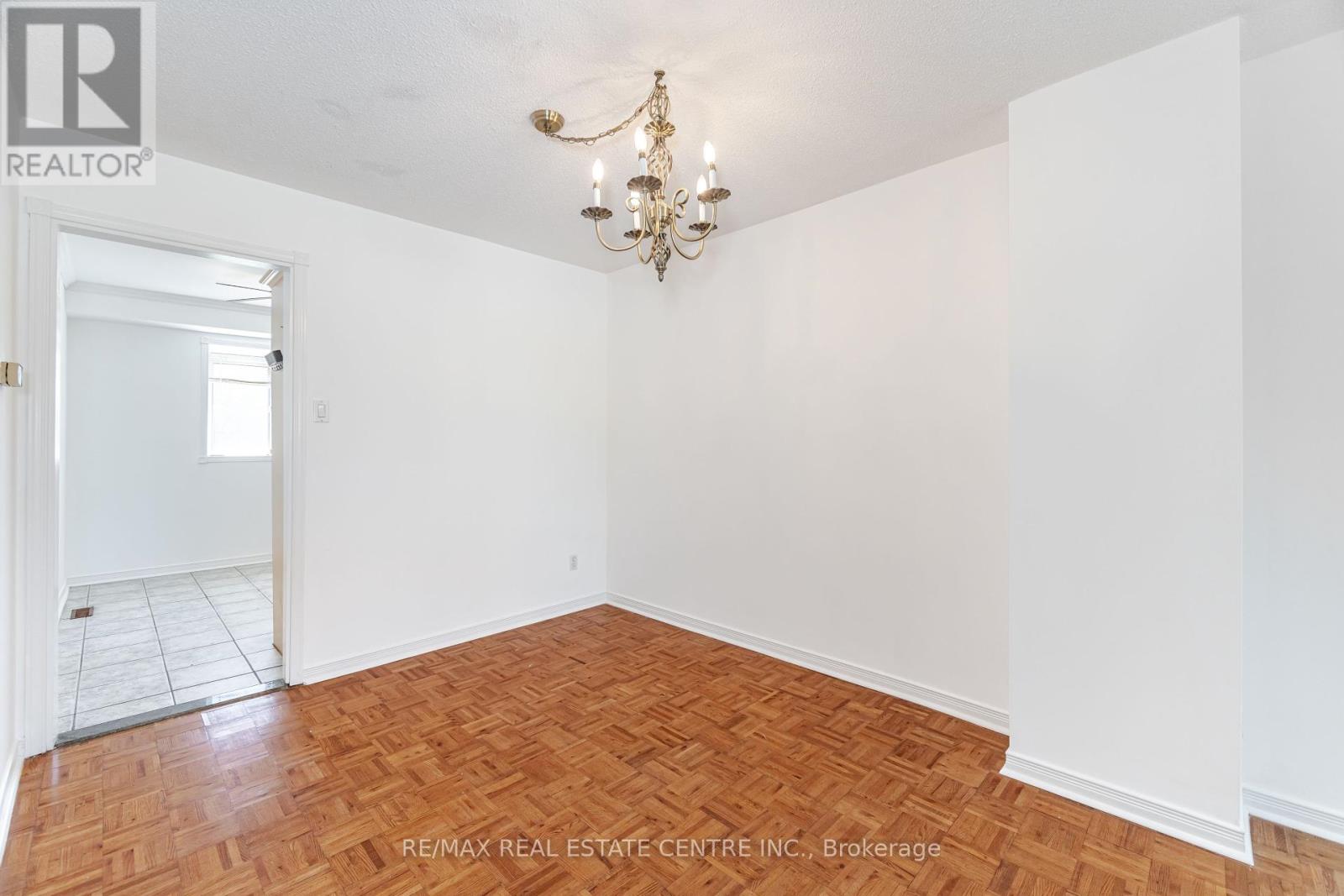 122 Moregate Crescent, Brampton, Ontario  L6S 3K9 - Photo 12 - W12407201