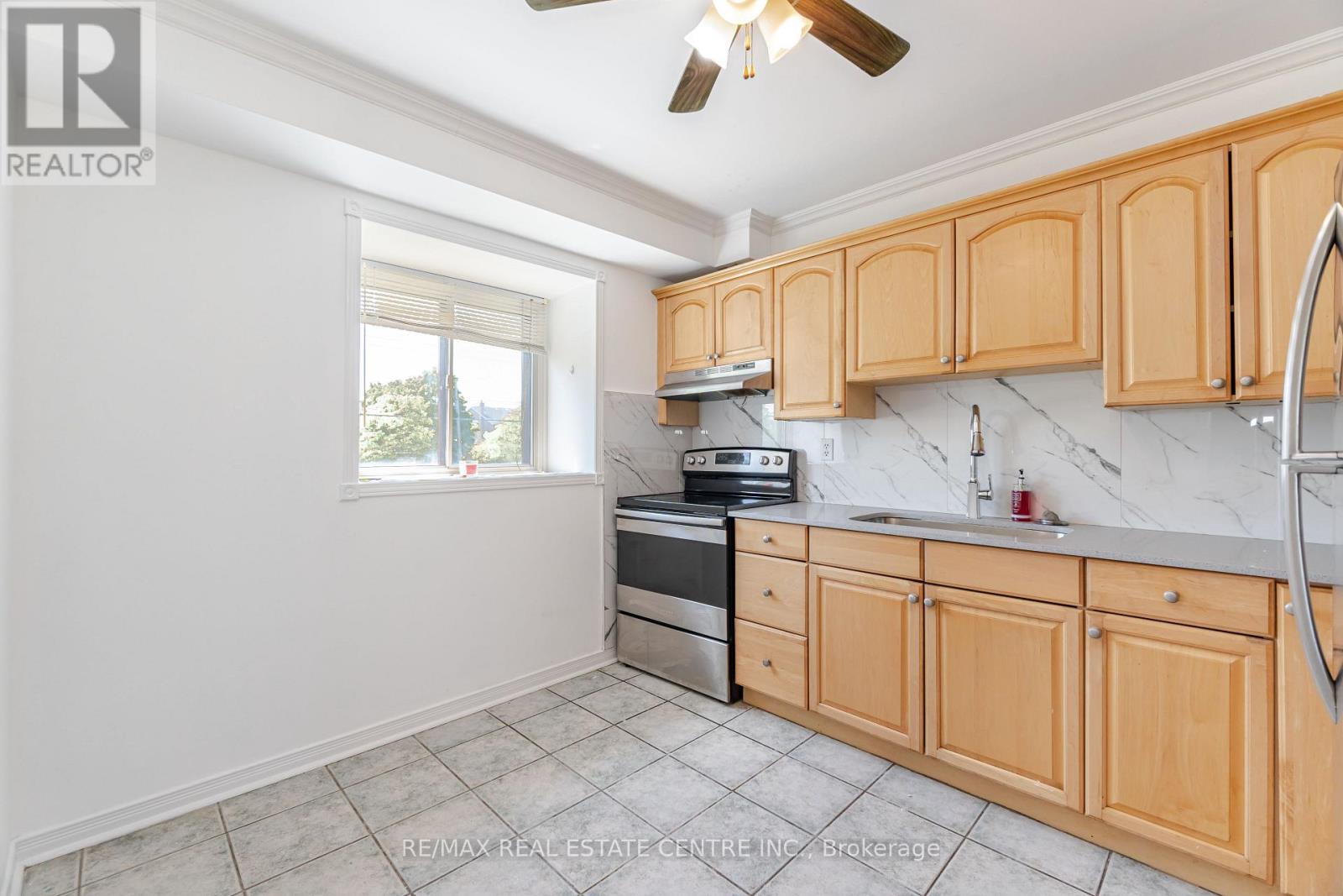 122 Moregate Crescent, Brampton, Ontario  L6S 3K9 - Photo 13 - W12407201