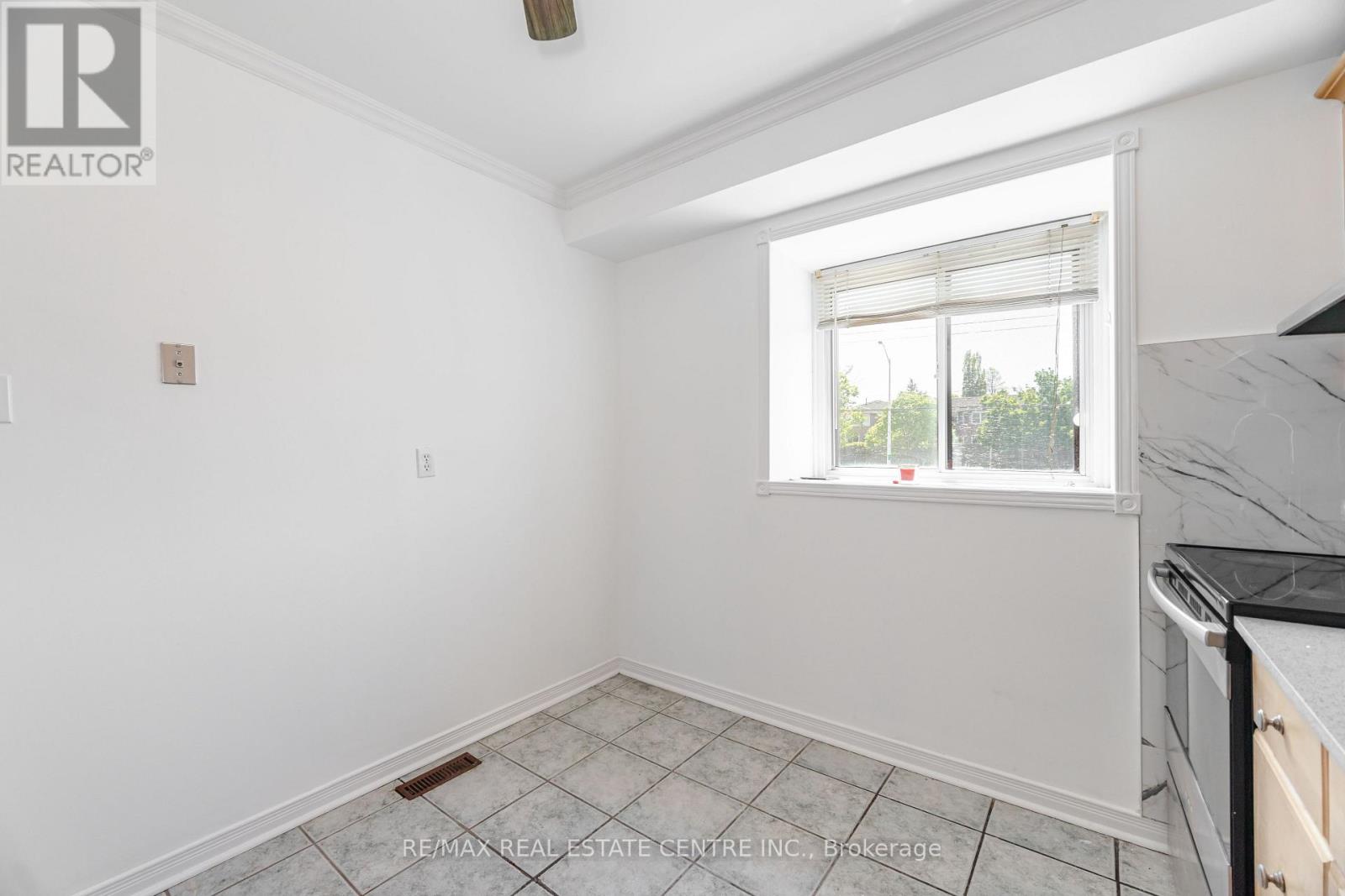 122 Moregate Crescent, Brampton, Ontario  L6S 3K9 - Photo 16 - W12407201