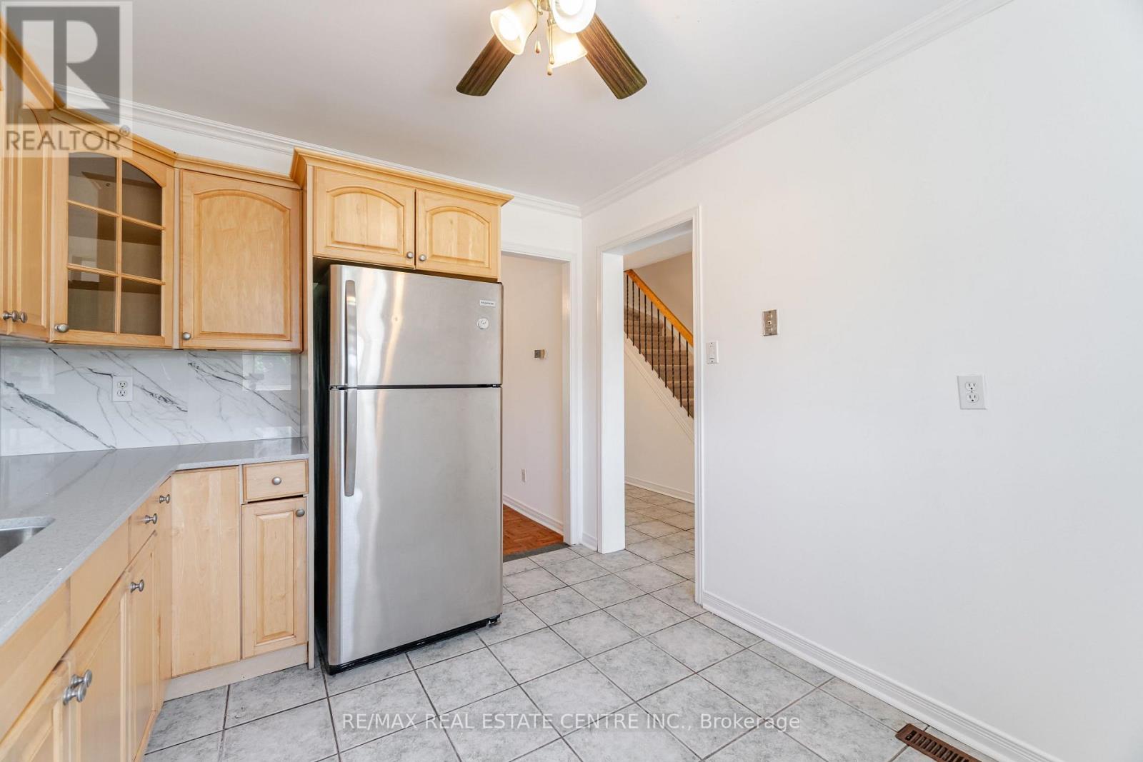 122 Moregate Crescent, Brampton, Ontario  L6S 3K9 - Photo 17 - W12407201