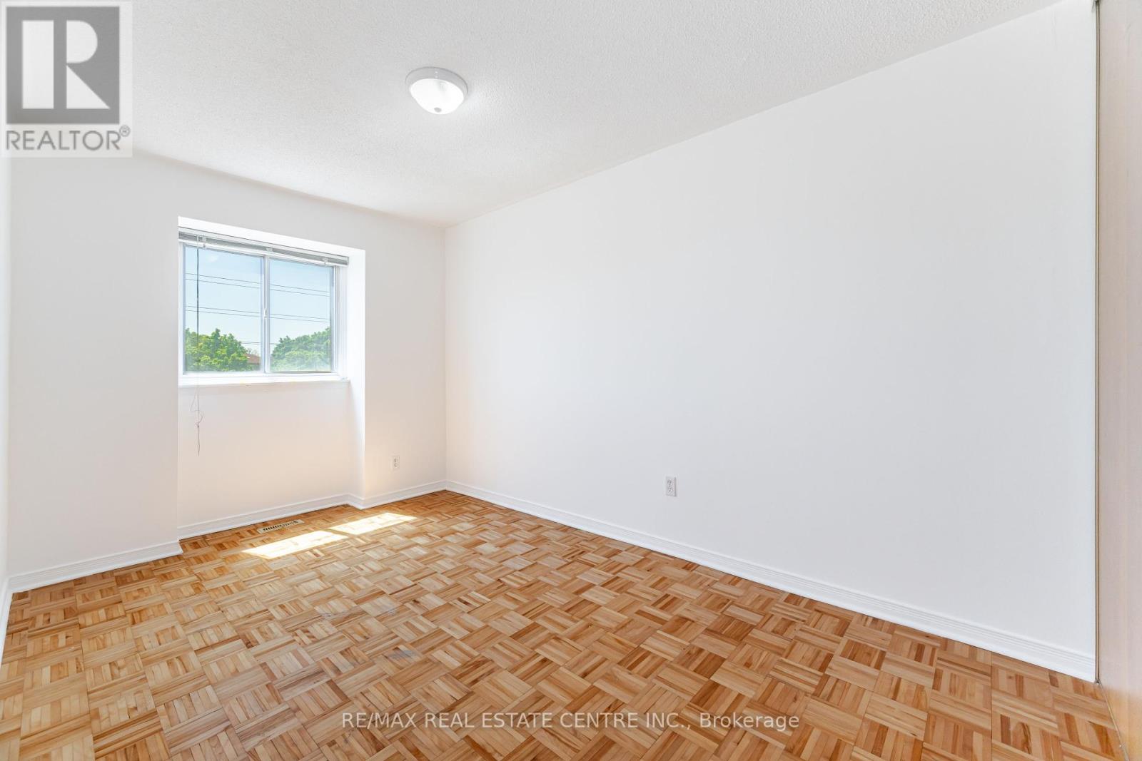 122 Moregate Crescent, Brampton, Ontario  L6S 3K9 - Photo 26 - W12407201