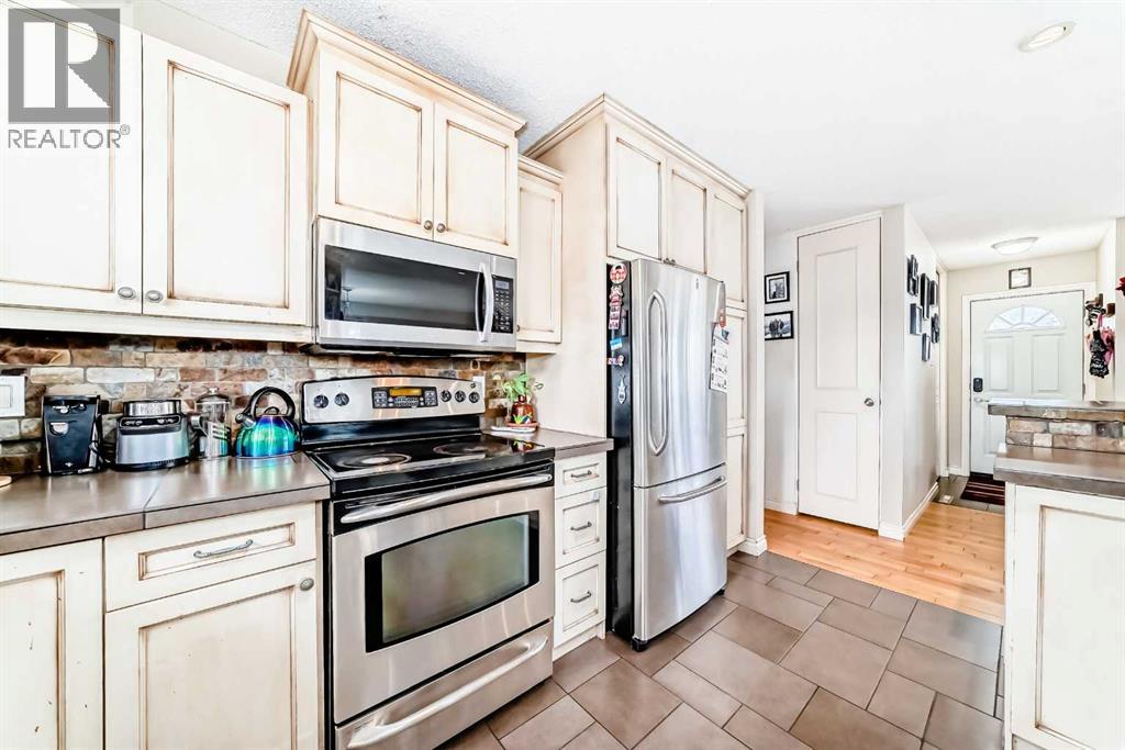 53 Wakefield Drive Sw, Calgary, Alberta  T3C 2W8 - Photo 1 - A2230901