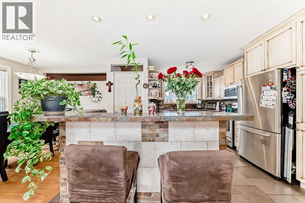 53 Wakefield Drive Sw, Calgary, Alberta  T3C 2W8 - Photo 4 - A2230901