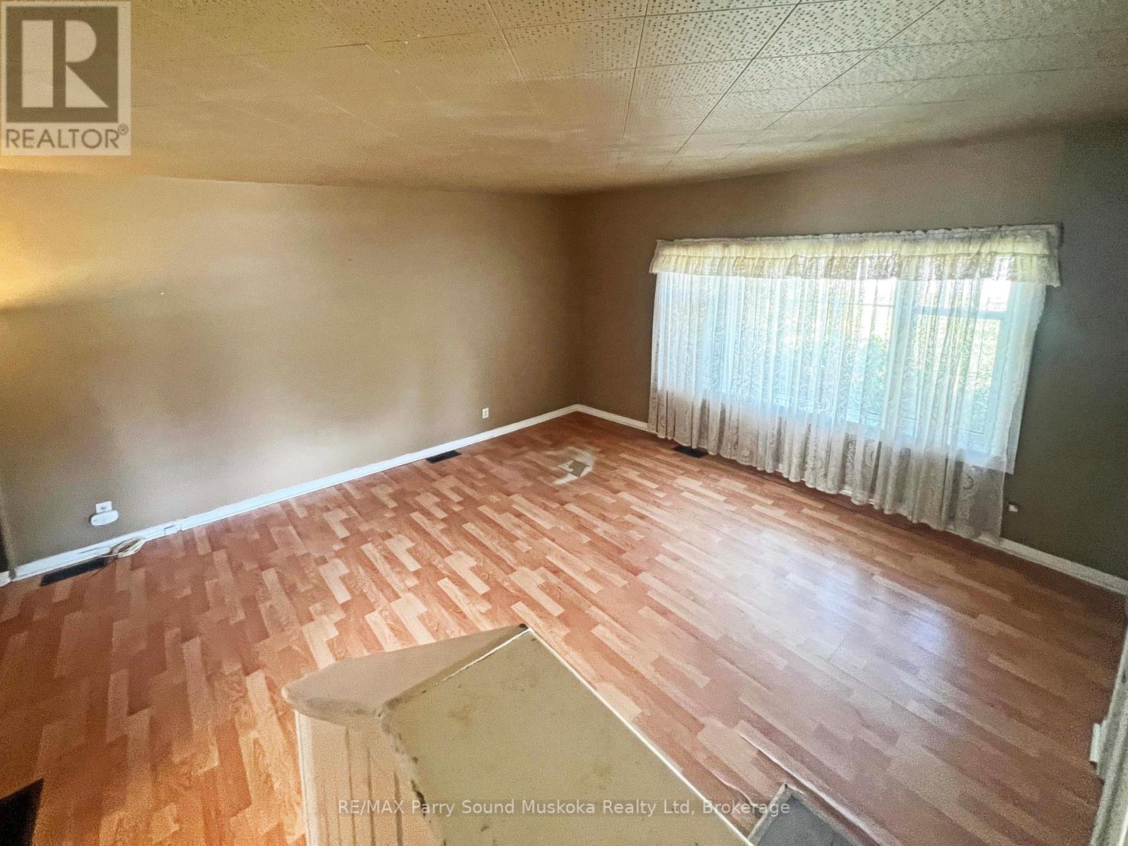 46 Waubeek Street, Parry Sound, Ontario  P2A 1C2 - Photo 5 - X12407401