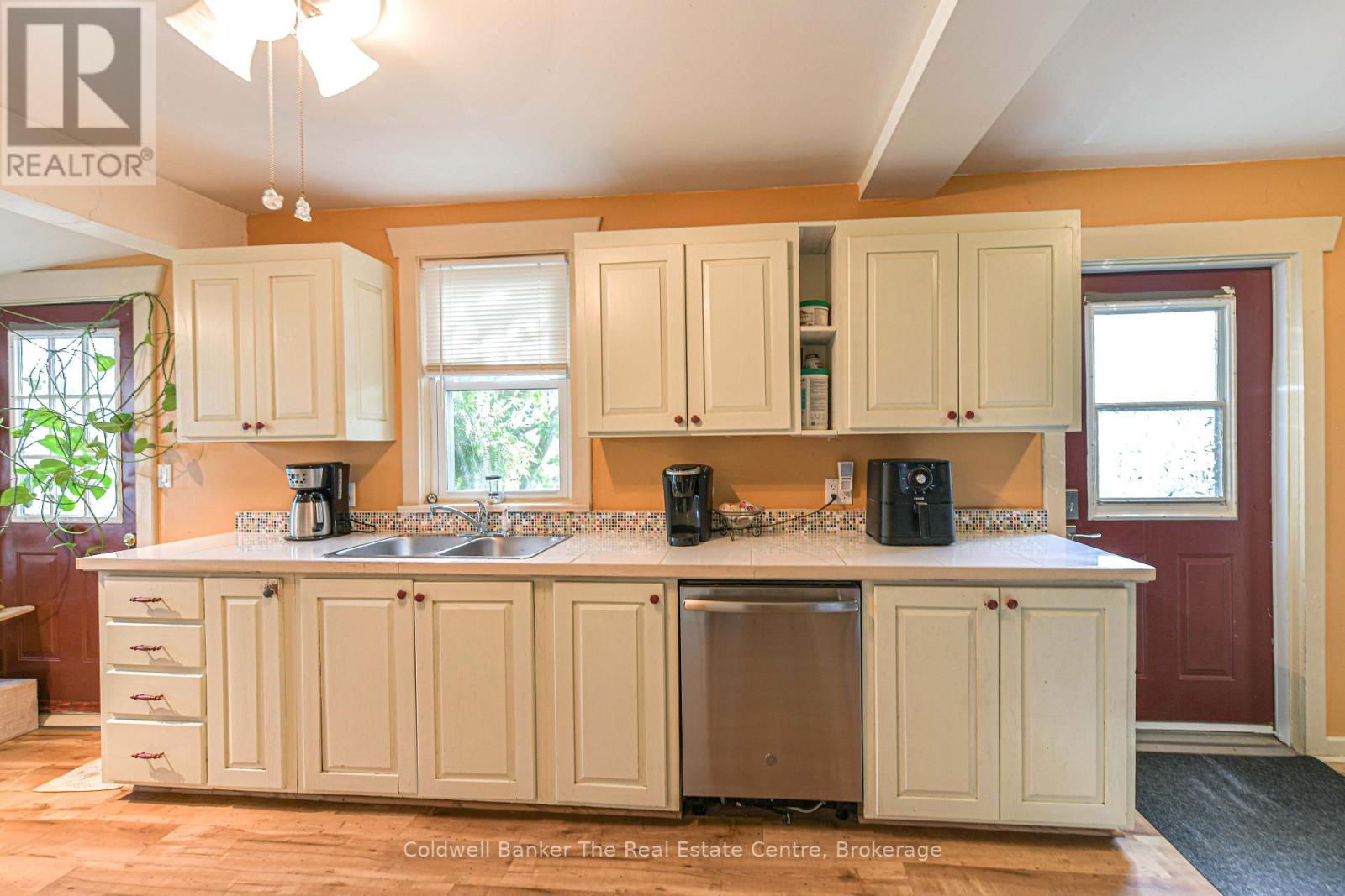 35 Mcdonald Street, Bracebridge, Ontario  P1L 2C2 - Photo 6 - X12407424