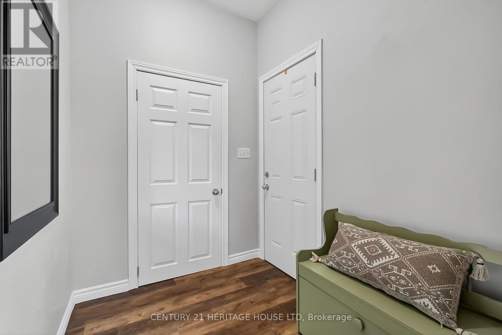 61 Regent Street S, St. Thomas, Ontario  N5R 2A4 - Photo 2 - X12407420