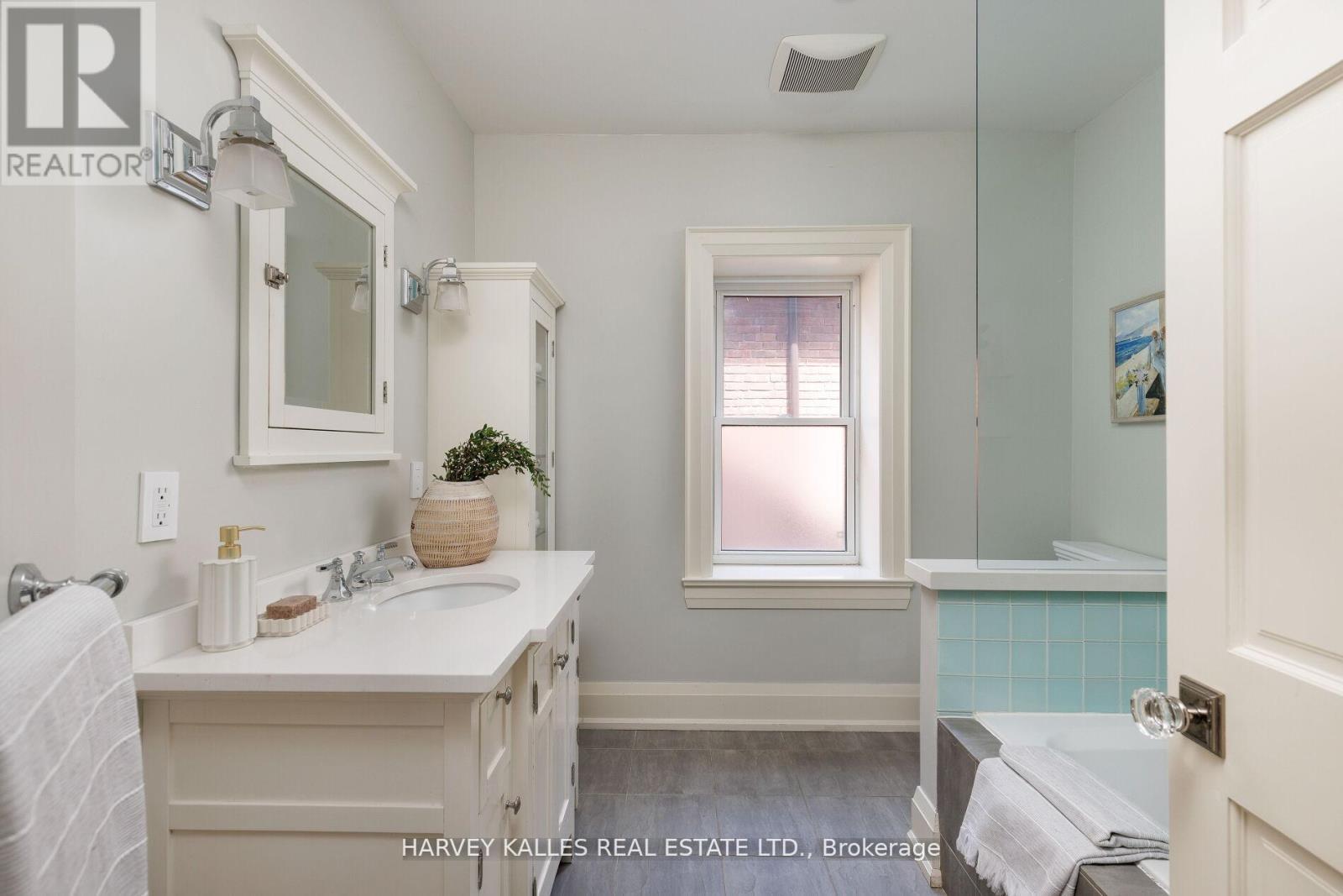 8 Edgewood Crescent, Toronto (Rosedale-Moore Park), Ontario  M4W 3A9 - Photo 24 - C12407278