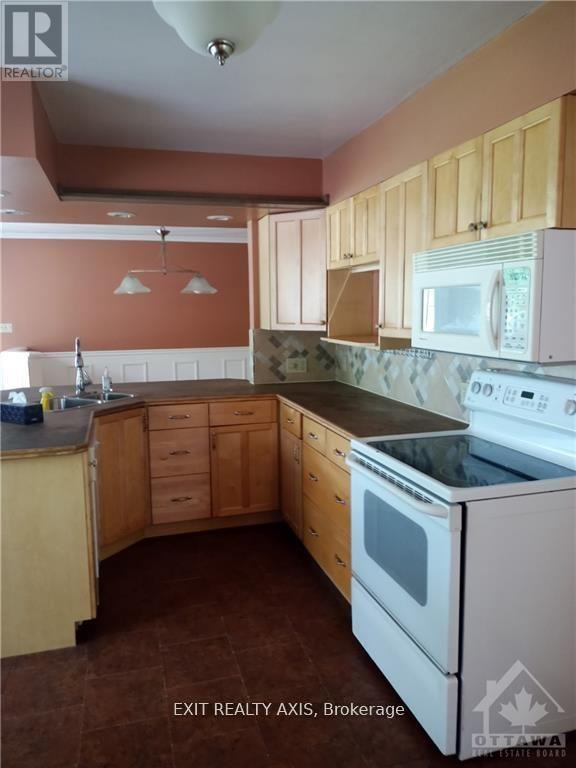 11 & 13 Bayview Crescent, Smiths Falls, Ontario  K7A 5B8 - Photo 7 - X12407426