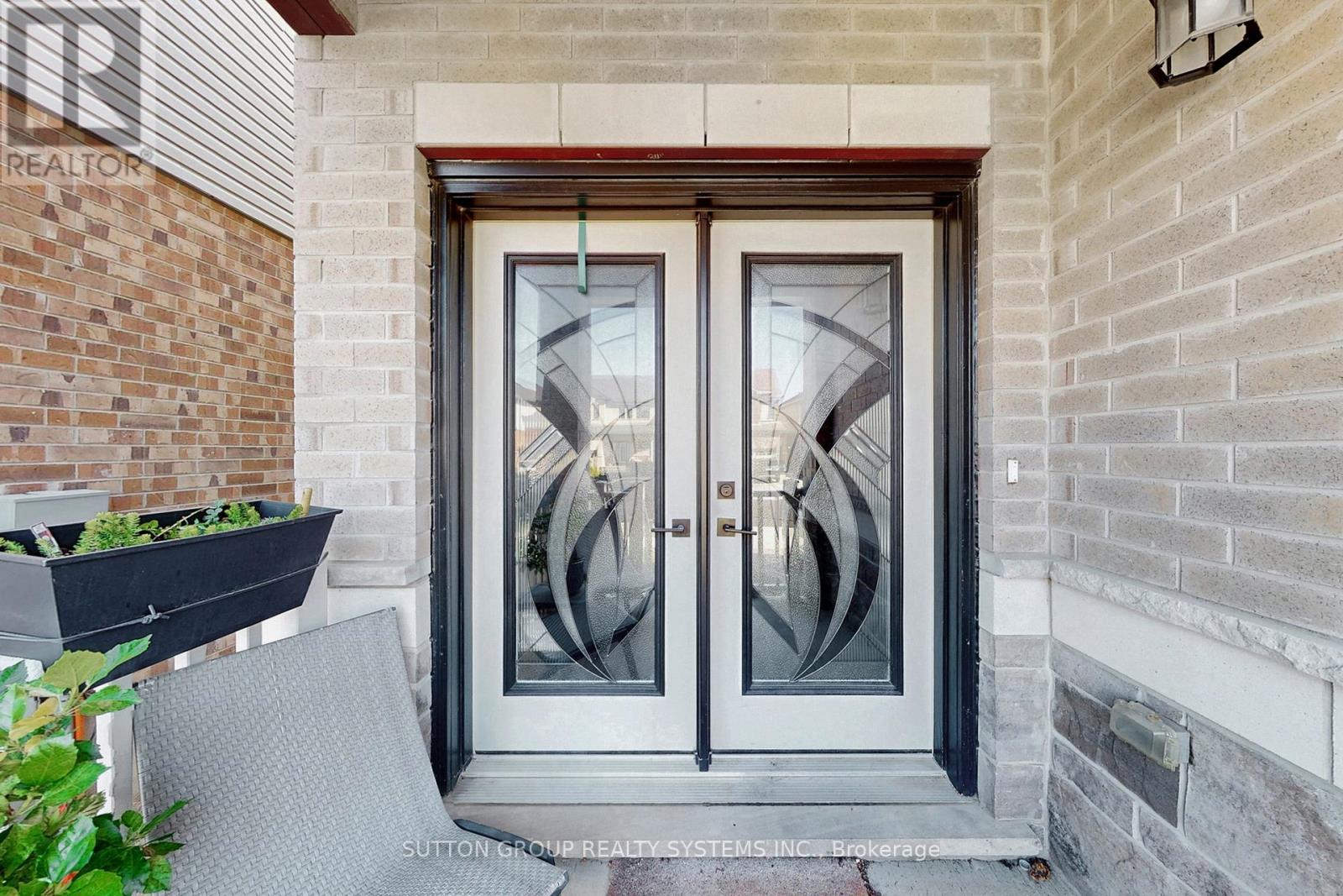 621 Florencedale Crescent, Kitchener, Ontario  N2R 0N4 - Photo 2 - X12396075