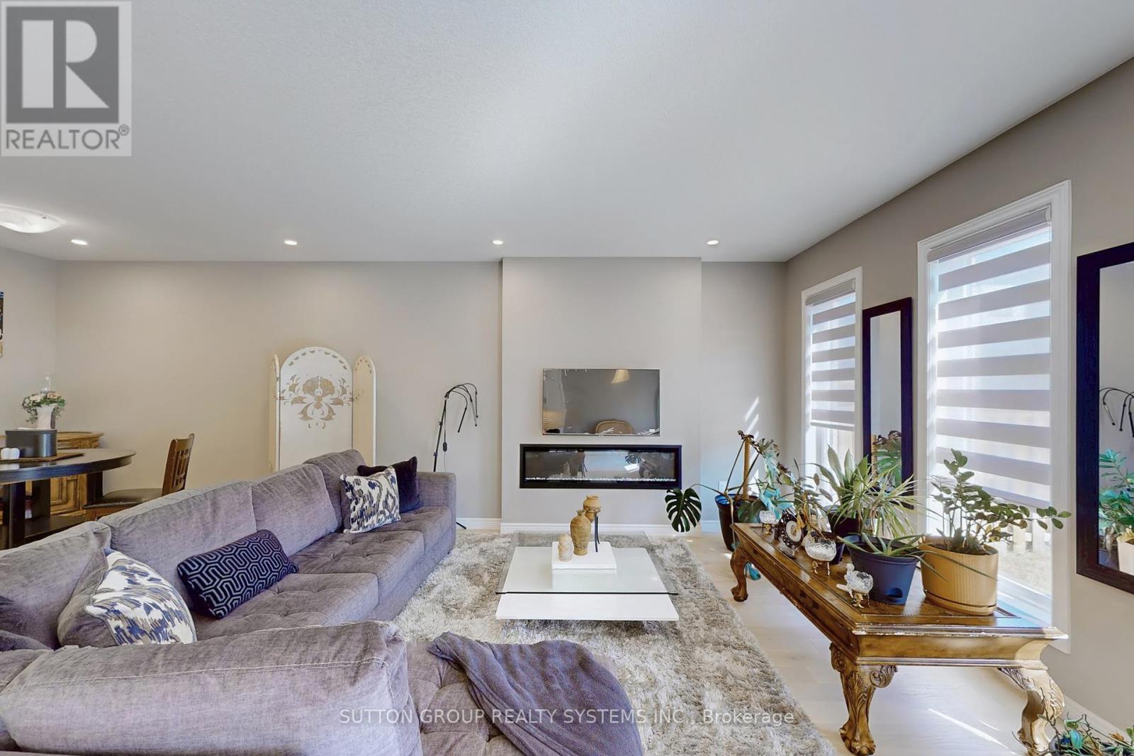 621 Florencedale Crescent, Kitchener, Ontario  N2R 0N4 - Photo 6 - X12396075