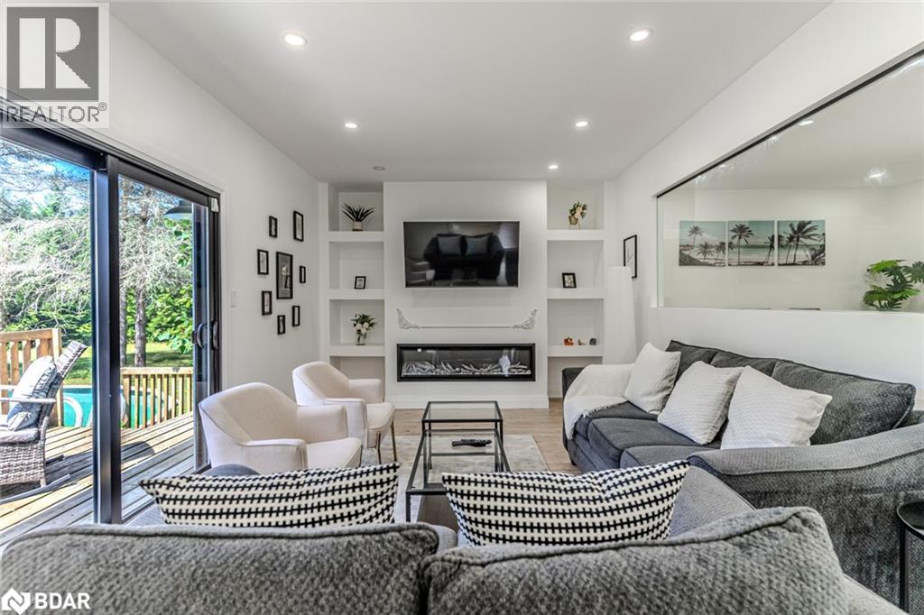 Property at 20 HILLVIEW Crescent image 3